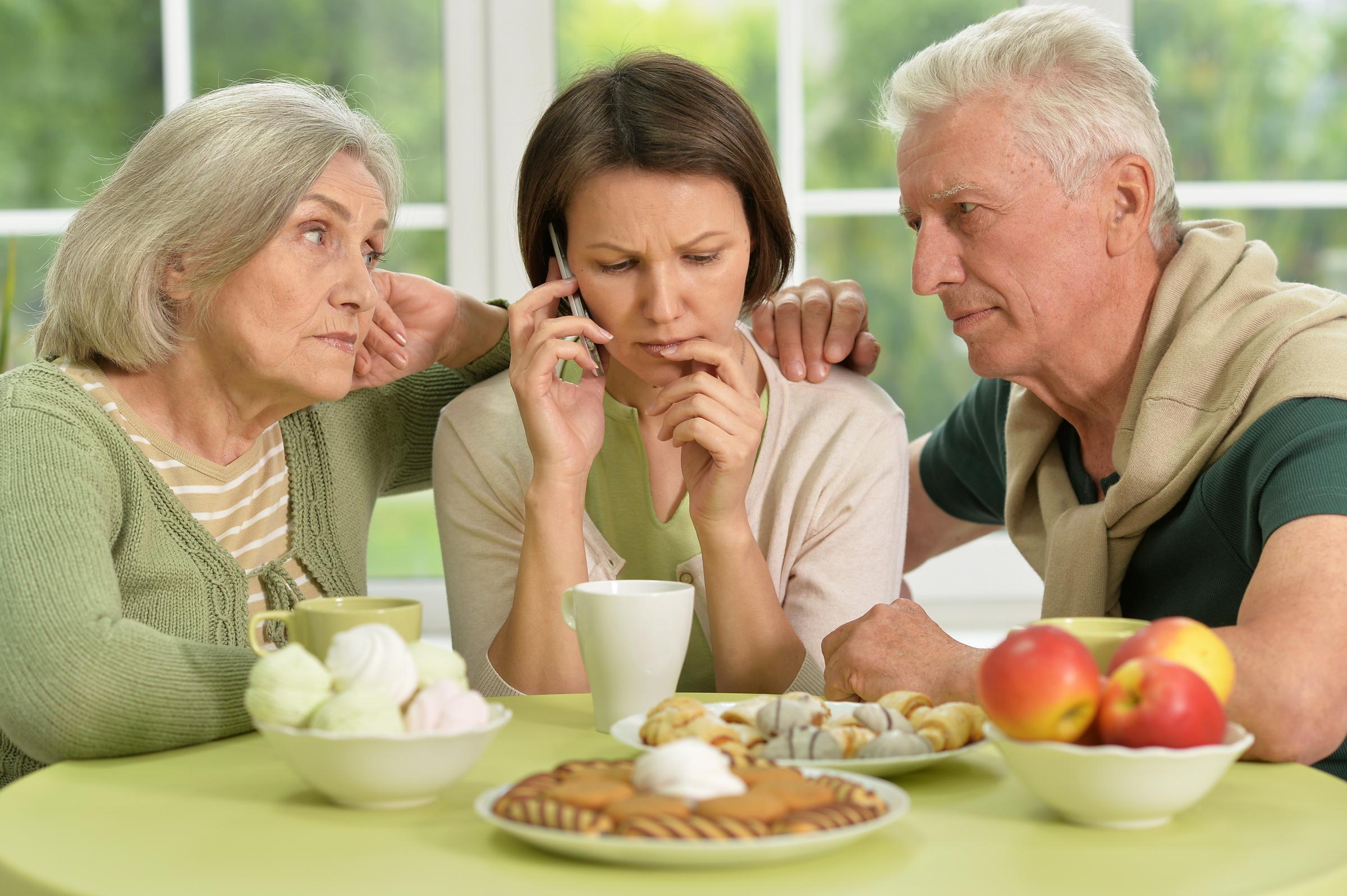 Ältere Eltern machen sich Sorgen um ihre Tochter | Quelle: Shutterstock