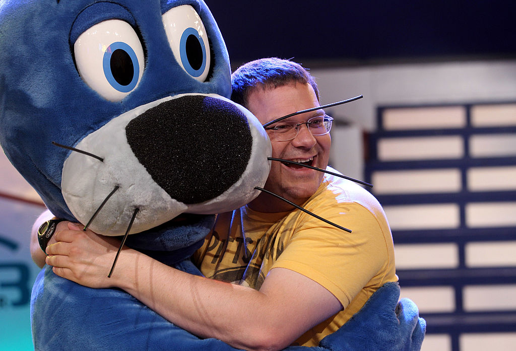 Fernsehmoderator Elton (rechts) und Maskottchen Piet posieren beim Fototermin zur Sendung „1, 2 oder 3“ am 6. Mai 2010 in München. | Quelle: Getty Images