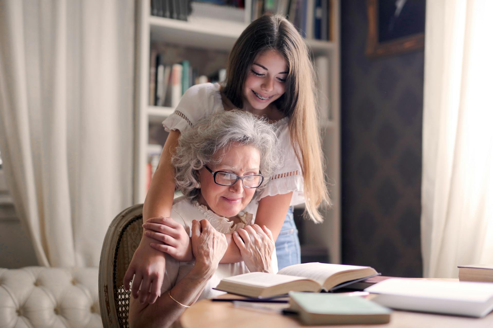 Ein fröhliches Teenagermädchen mit ihrer Oma | Quelle: Pexels