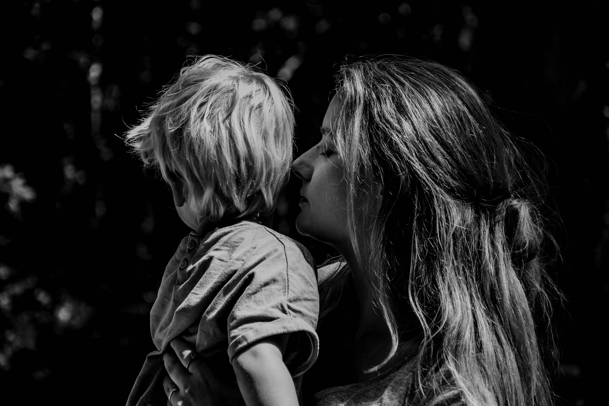 Eine junge Frau mit einem kleinen Jungen | Quelle: Unsplash