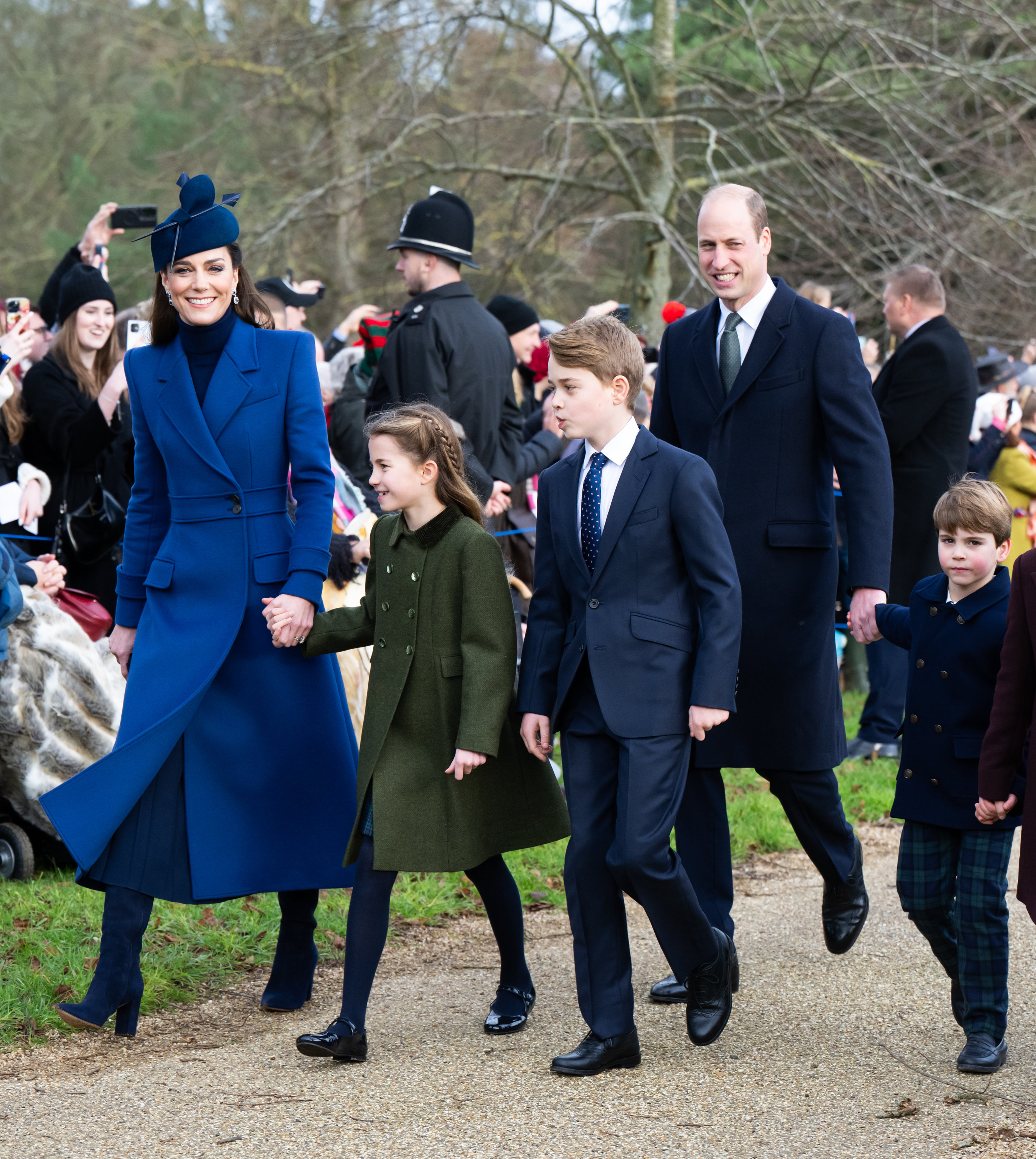 Prinzessin Catherine und Prinz William mit ihren Kindern Prinz George, Prinzessin Charlotte und Prinz Louis beim Weihnachtsgottesdienst in der Sandringham Church am 25. Dezember 2023 in Sandringham, Norfolk | Quelle: Getty Images