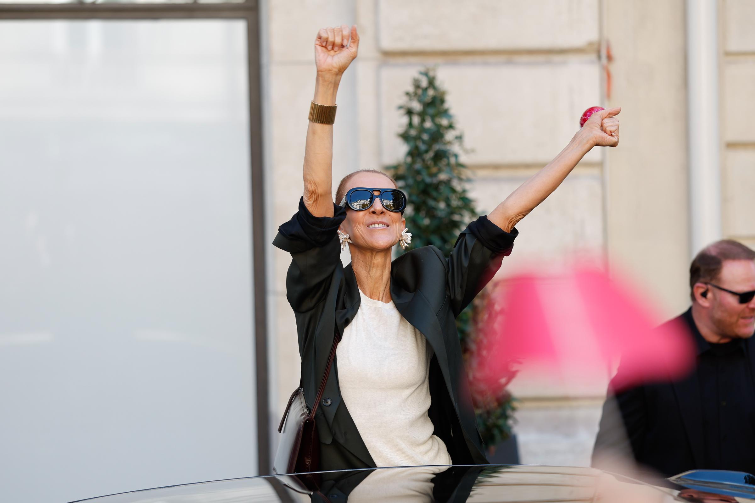 Céline Dion verlässt am 12. September 2026 ihr Pariser Hotel – an dem Tag, an dem sie für ihr erstes Konzert seit sechs Jahren wieder auf die Bühne zurückkehrte. Der Auftritt markierte den Beginn ihrer Pariser Residency, nachdem sie jahrelang keine Live-Shows als Headliner mehr gegeben hatte. | Quelle: Getty Images
