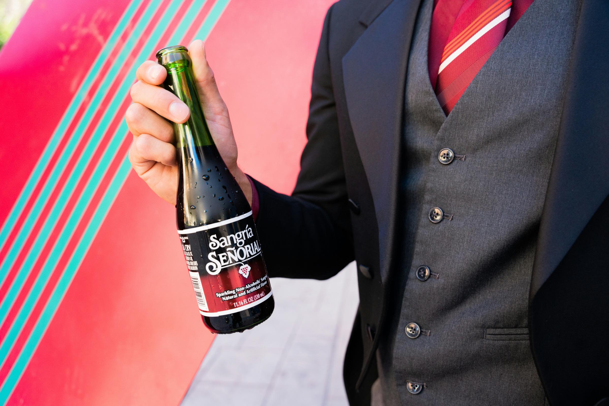 Ein Mann hält ein Getränk | Quelle: Unsplash