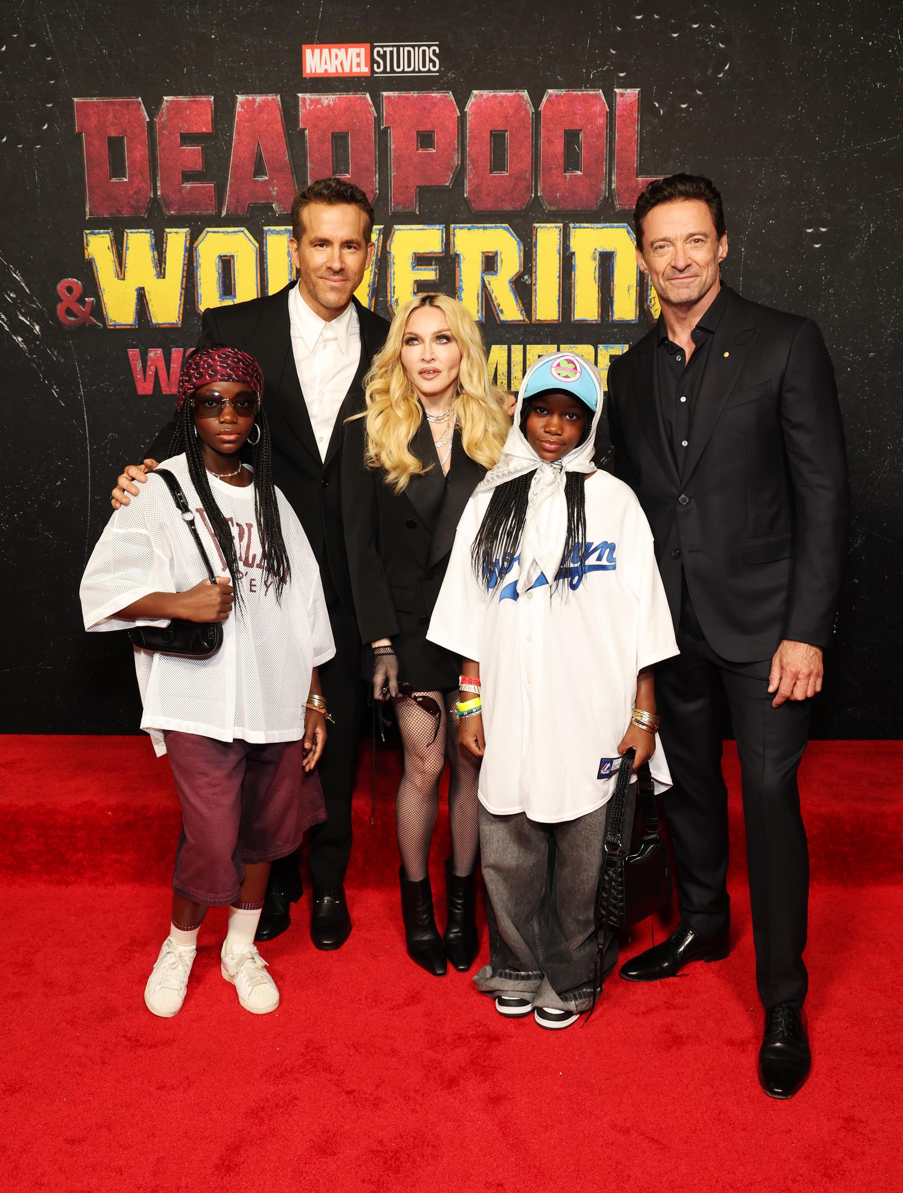 Madonna mit ihren Töchtern, Ryan Reynolds und Hugh Jackman bei der Weltpremiere von "Deadpool & Wolverine" am 22. Juli 2024 in New York. | Quelle: Getty Images