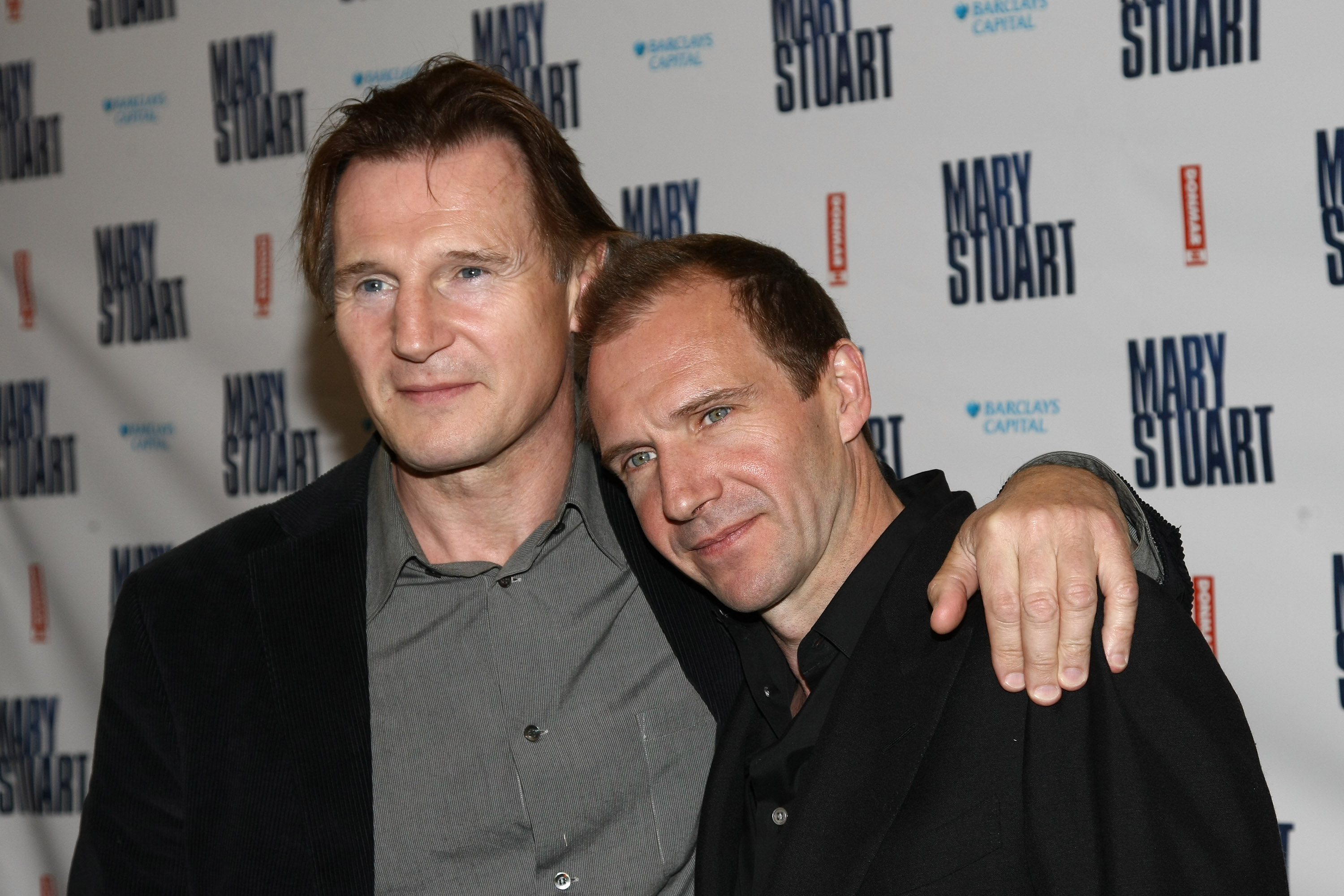 Liam Neeson und Ralph Fiennes im April 2009 in New York City. | Quelle: Getty Images