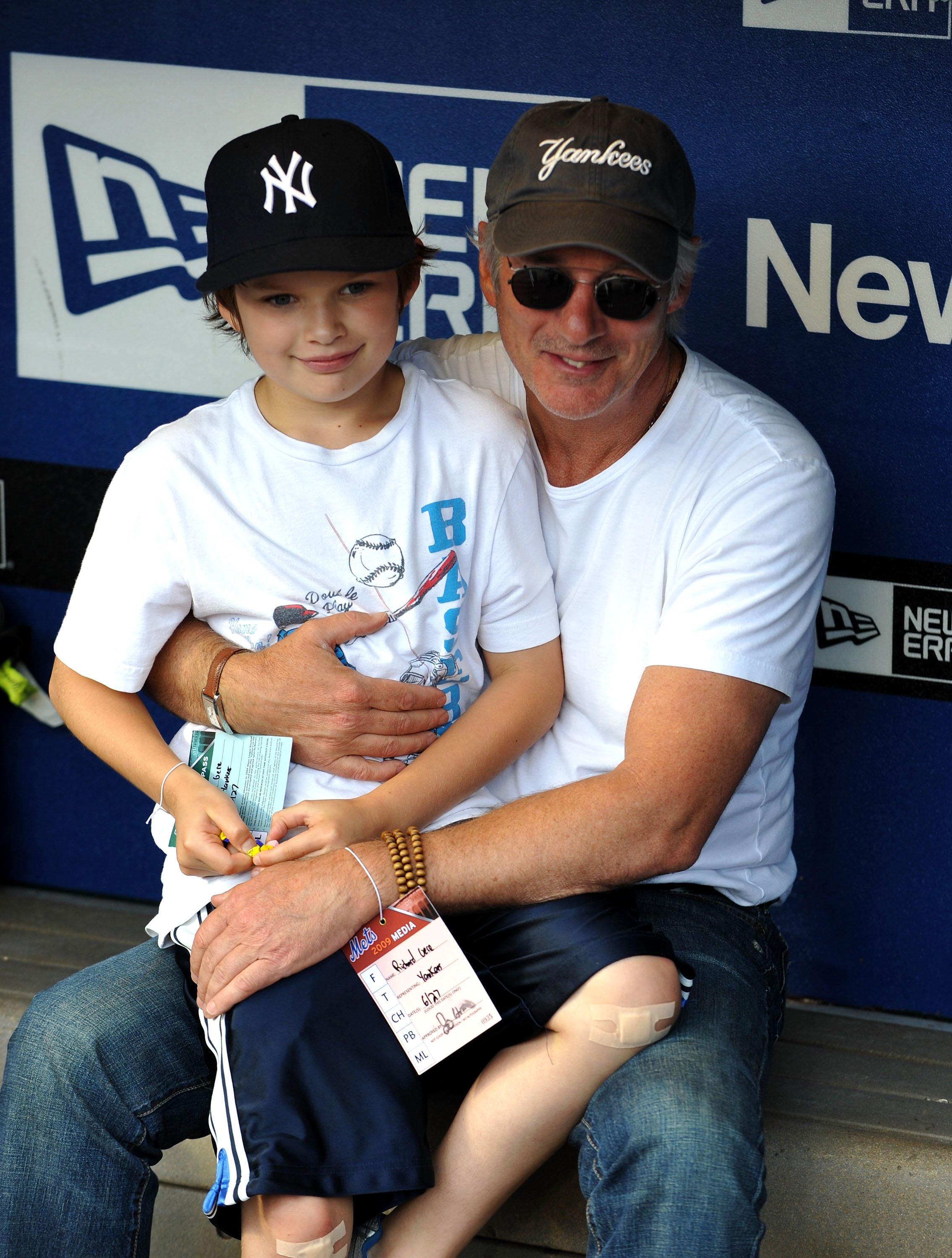 Schauspieler Richard Gere und sein Sohn Homer beim Spiel der New York Subway Series zwischen den Mets und den Yannkees im Citi Field am 26. Juni 2009 in New York, New York. | Quelle: Getty Images