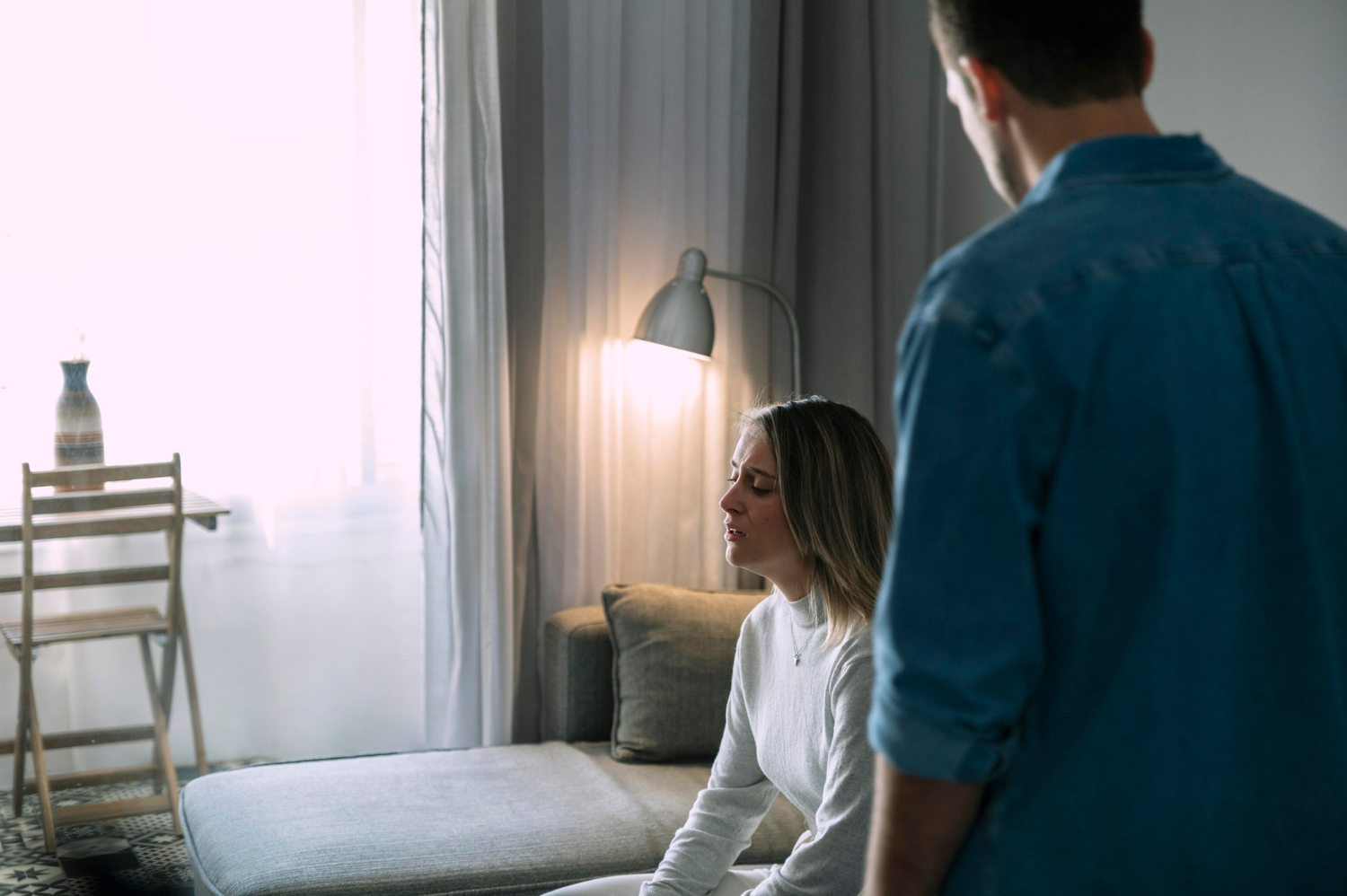 Ein streitendes Paar in seinem Schlafzimmer | Quelle: Freepik