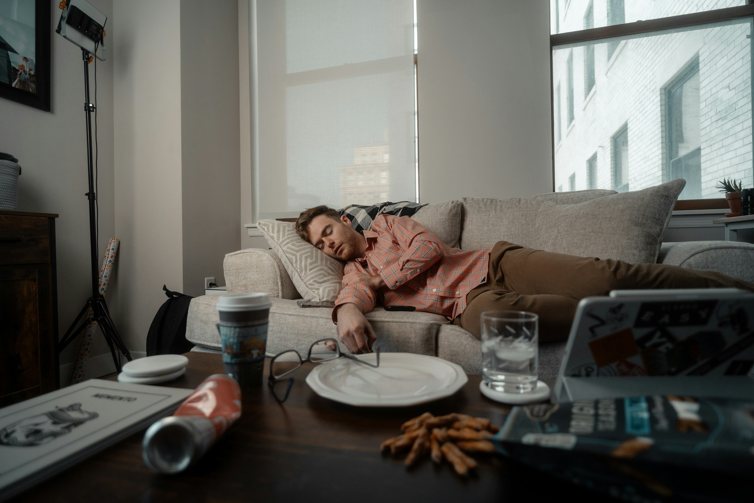 Ein junger Mann liegt auf einer Couch | Quelle: Unsplash