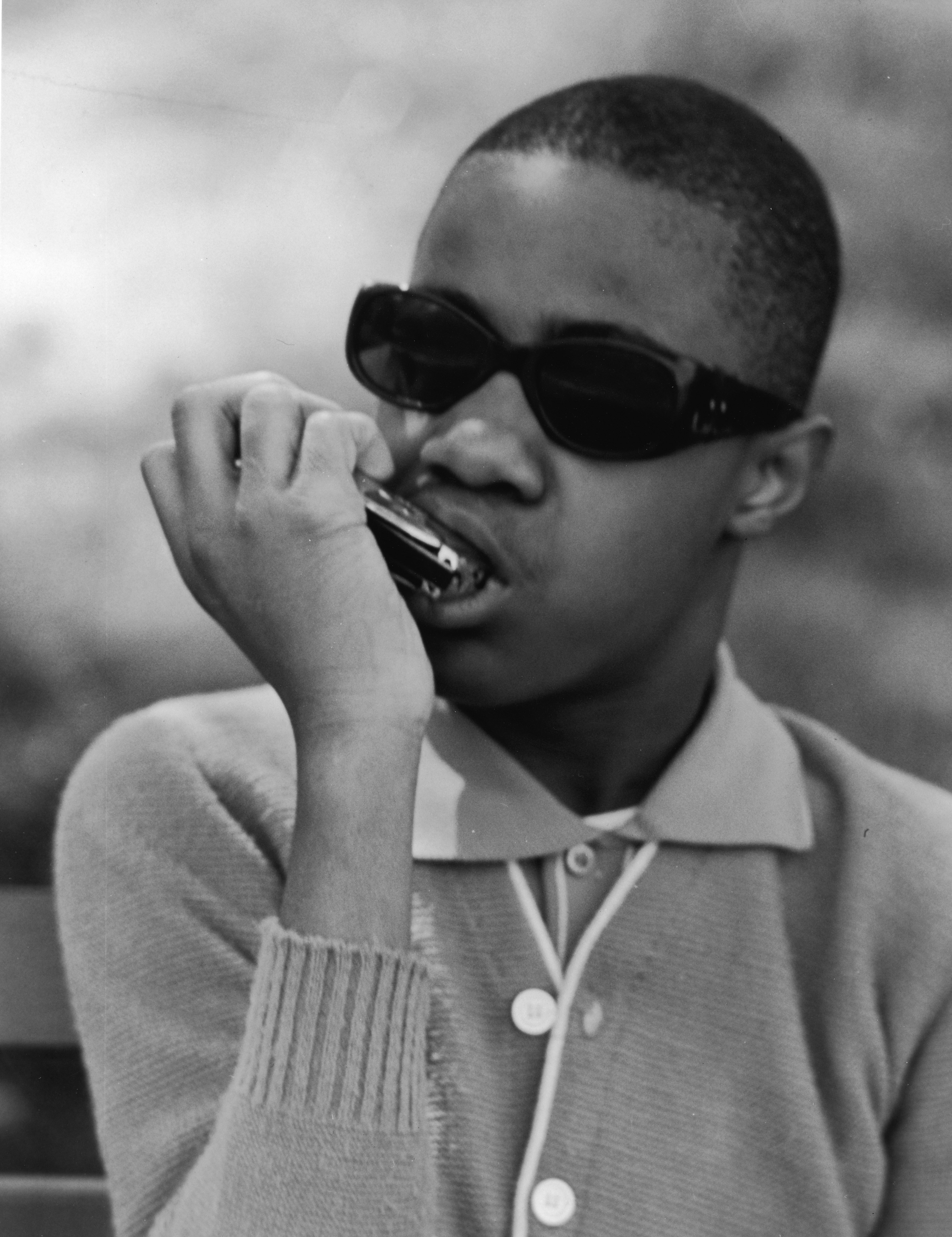 Stevie Wonder spielt die Mundharmonika am 1. Januar 1963 | Quelle: Getty Images