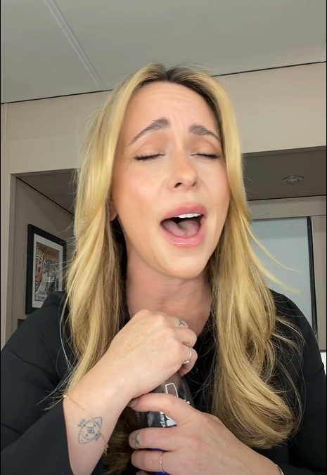 Jennifer Love Hewitt singt in einem Ausschnitt aus ihrem Facebook-Video. Im Jahr 2024 äußerte sie sich zu den verletzenden Aspekten von Online-Kritik. | Quelle: Facebook/Jennifer Love Hewitt