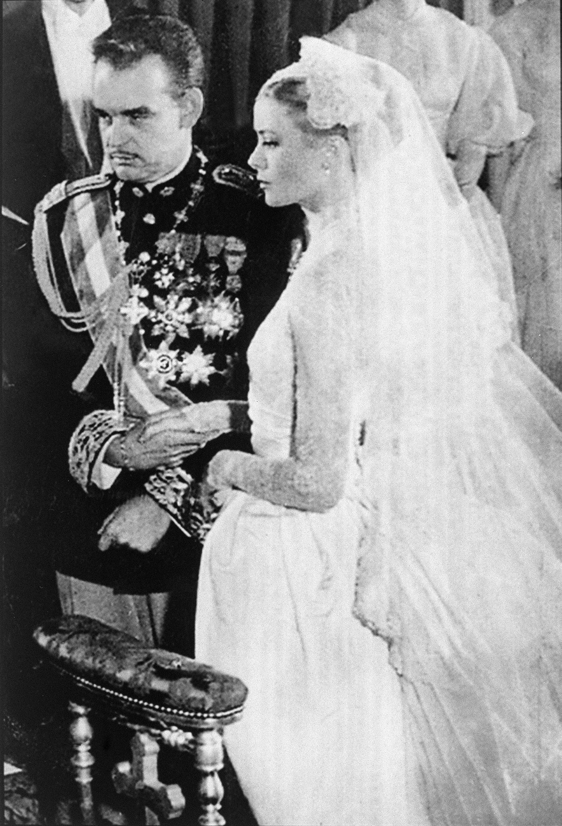 Fürst Rainier III. und Grace Kelly während ihrer Hochzeitszeremonie in der Kathedrale Saint Nicholas in Monaco am 19. April 1956. | Quelle: Getty Images