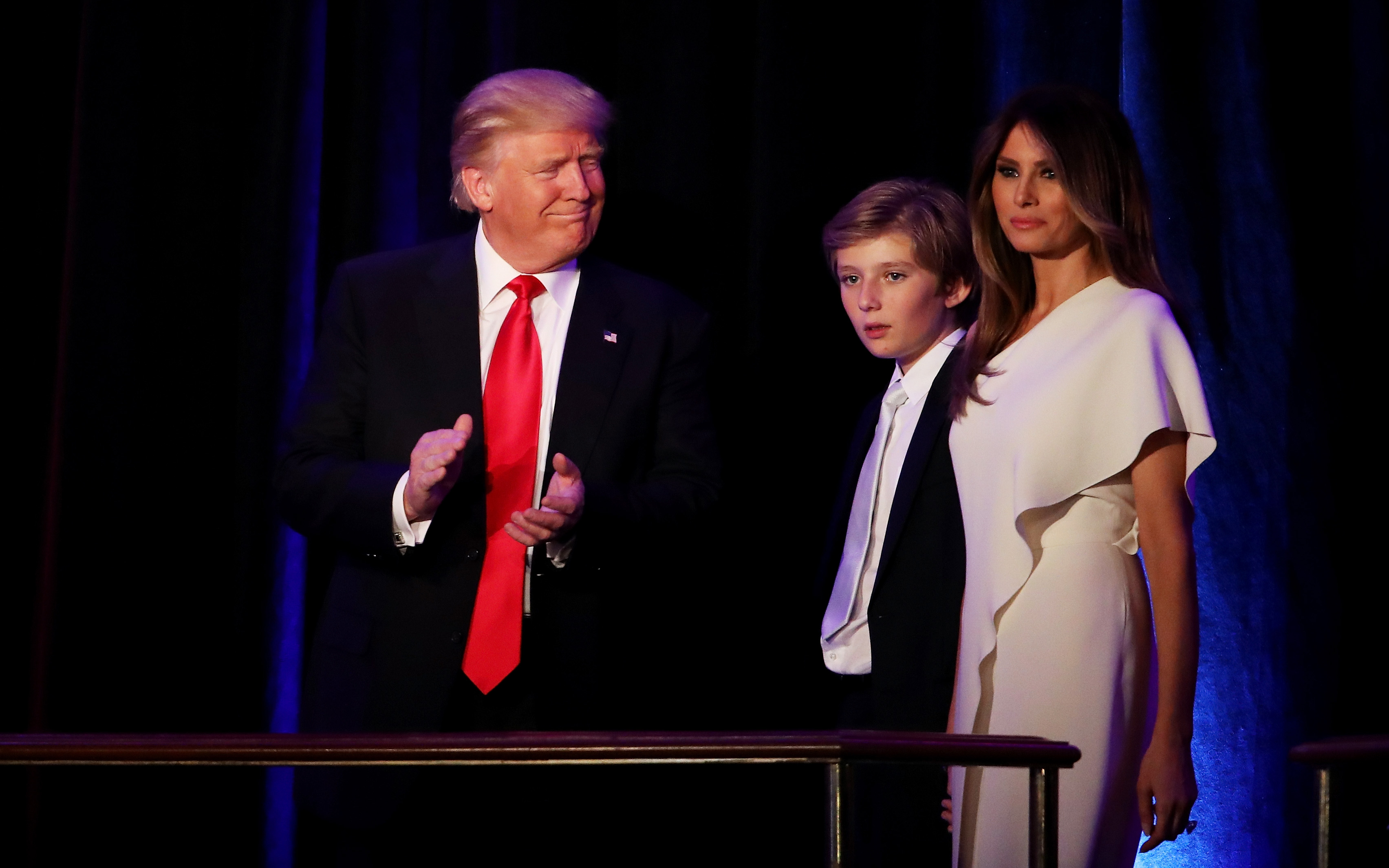 Der designierte republikanische Präsident Donald Trump betritt die Bühne mit Barron und Melania Trump während seiner Wahlnachtveranstaltung im New Yorker Hilton Midtown am 9. November 2016. | Quelle: Getty Images