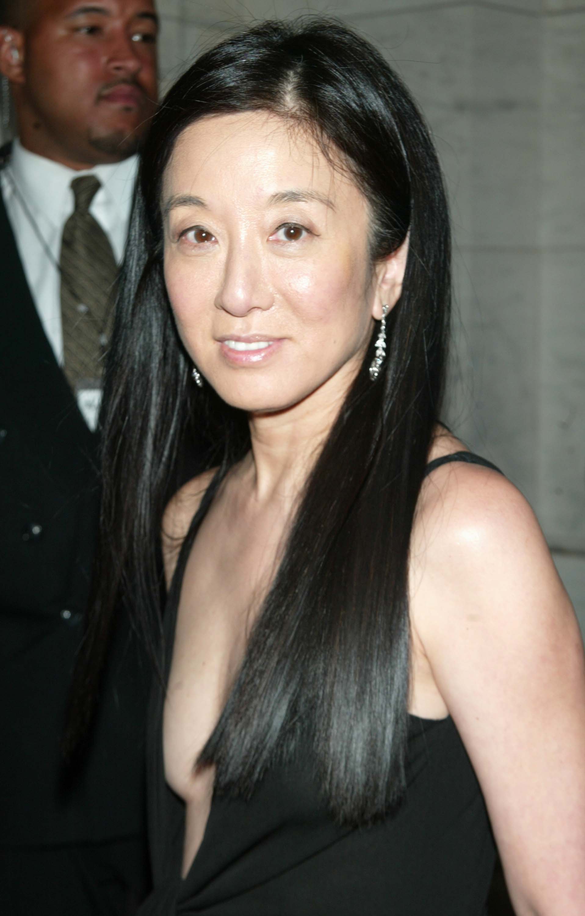 Vera Wang traf am 3. Juni 2002 in New York City zur 21. Verleihung der jährlichen CFDA Awards in der New York Public Library ein und zog in einem gewagten schwarzen Abendkleid mit tiefem Ausschnitt alle Blicke auf sich. Die Designerin rundete den auffälligen Look mit baumelnden Diamantohrringen, einem frischen, natürlichen Make-up und ihrem dunklen Haar ab, das glatt und gerade über die Schultern fiel. | Quelle: Getty Images