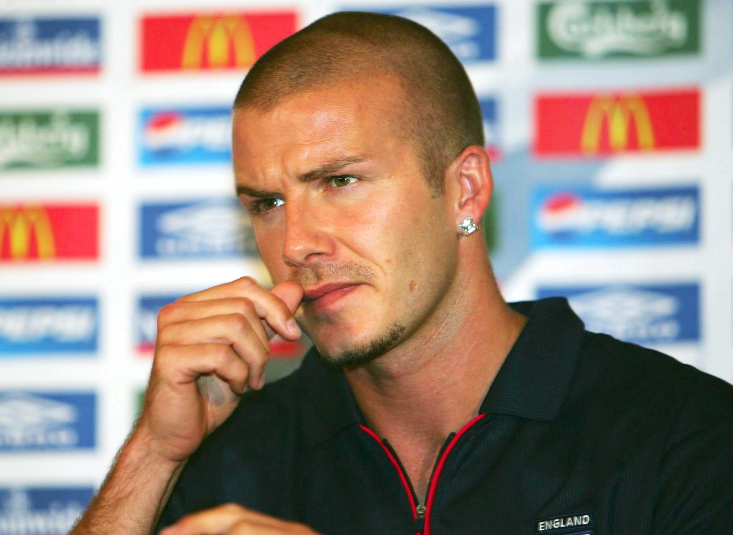 David Beckham spricht während der Euro 2004 in Portugal, Dafundo. | Quelle: Getty Images