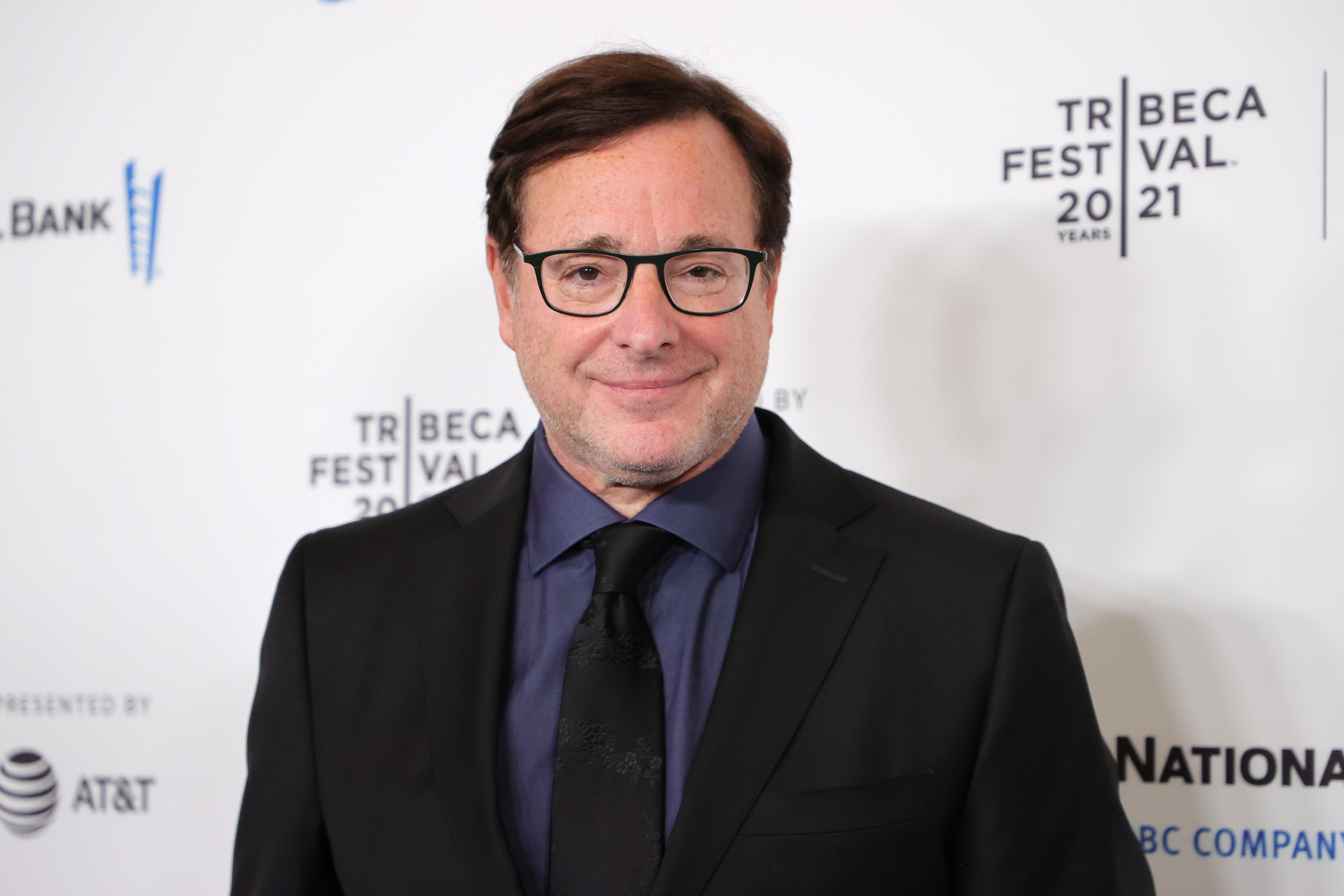 Bob Saget blieb seiner „Full House“-Familie noch lange nach dem Ende der Serie eng verbunden, weshalb sein Tod im Jahr 2022 für seine ehemaligen Kollegen besonders herzzerreißend war. Ihre Würdigungen spiegelten die tiefen Freundschaften wider, die sie über Jahrzehnte hinweg gemeinsam aufgebaut hatten – sowohl vor als auch hinter den Kulissen. | Quelle: Getty Images