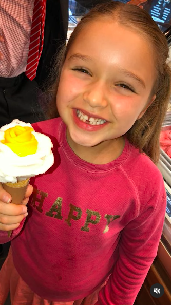 Harper Beckham posiert für ein Foto mit Eiscreme, gepostet am 10. Juli 2024 | Quelle: Instagram/victoriabeckham