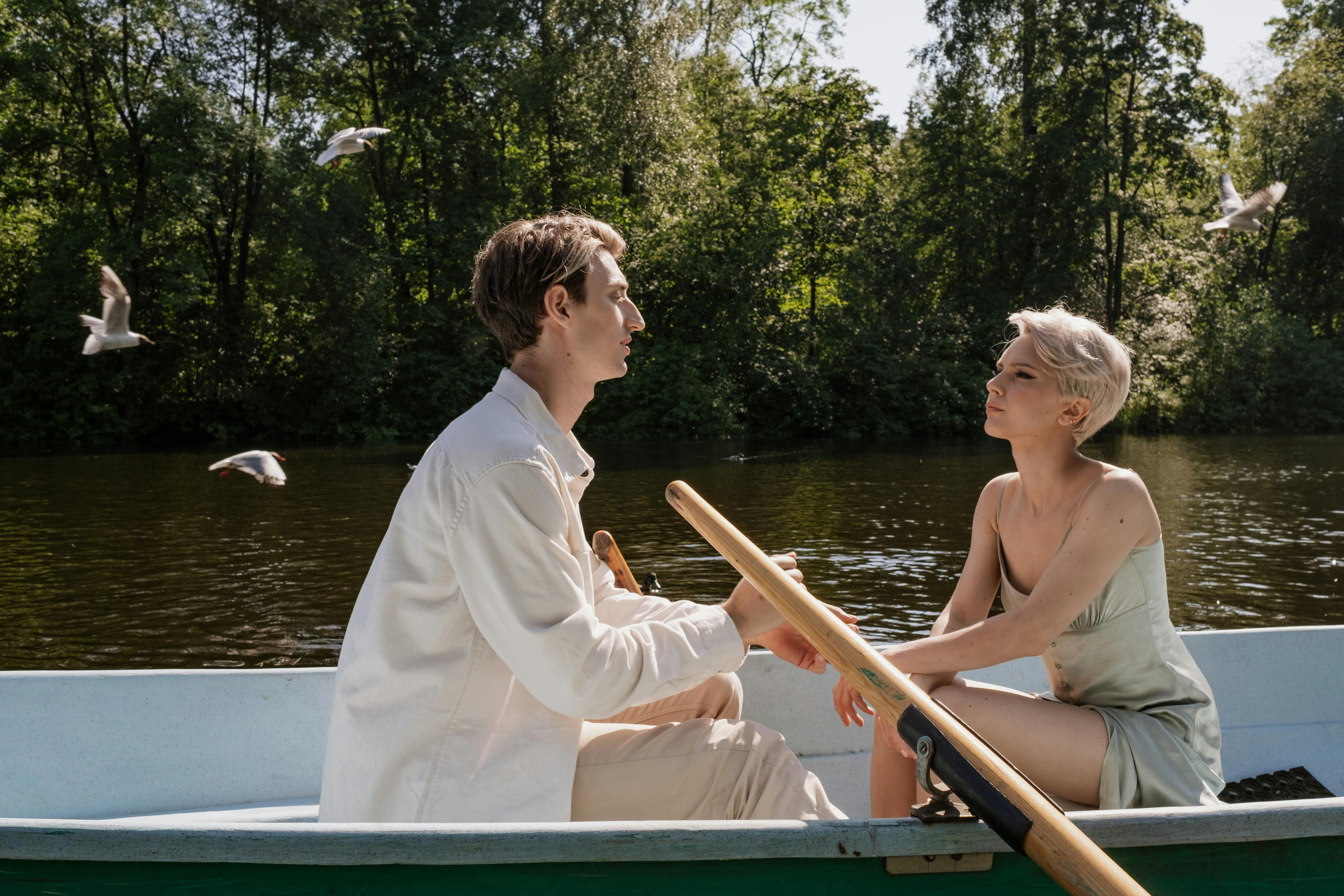 Ein Paar auf einem Boot | Quelle: Pexels