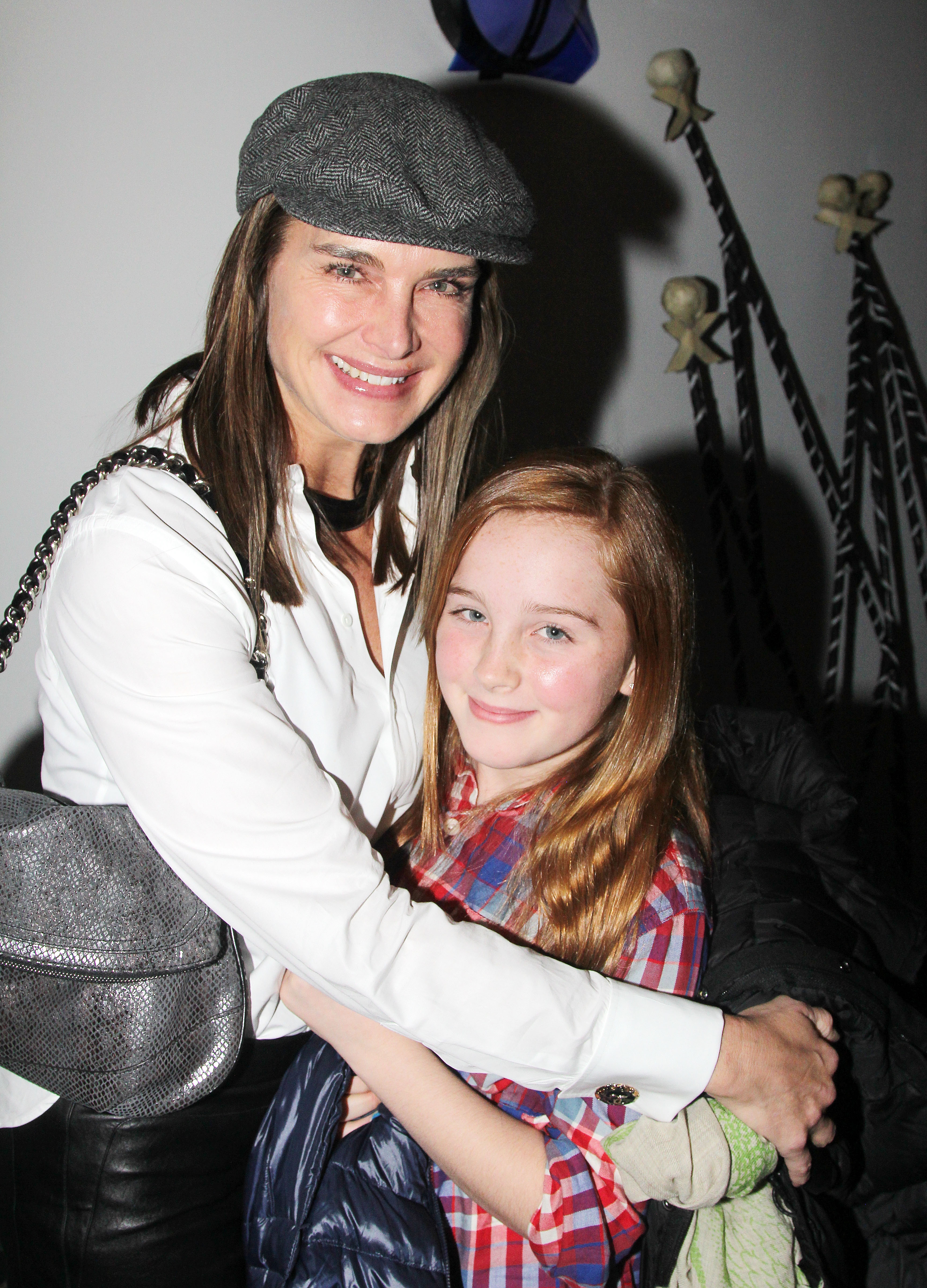 Brooke Shields und Rowan Henchy posieren hinter der Bühne des Edgar-Allan-Poe-Musicals "Nevermore" in den New World Stages am 25. Januar 2015 in New York City | Quelle: Getty Images