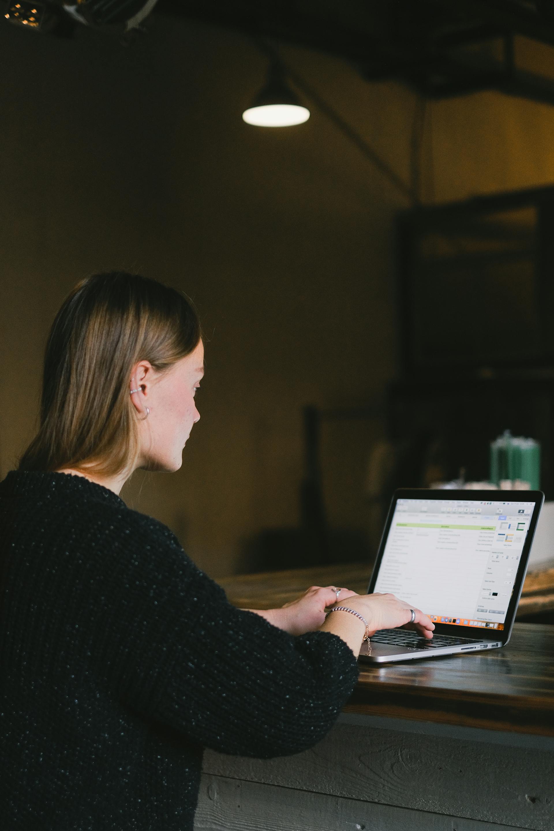 Eine Frau benutzt einen Laptop | Quelle: Pexels