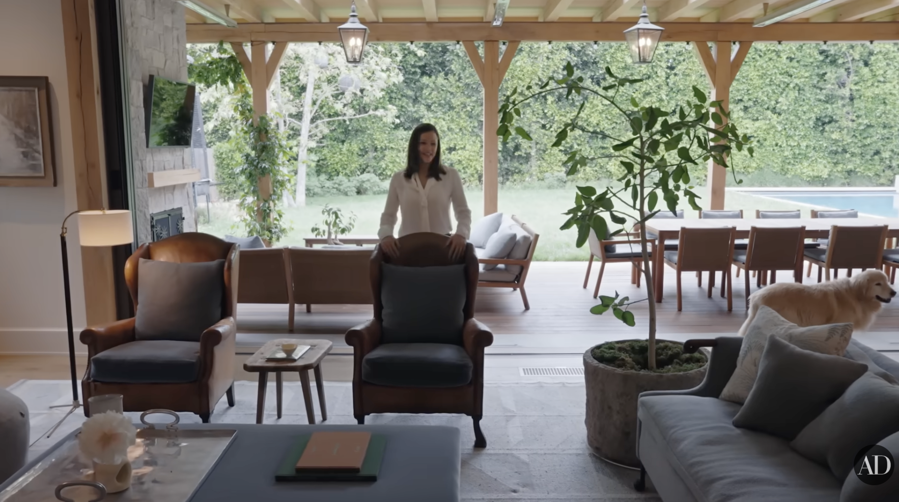 Das Wohnzimmer und die Terrasse von Jennifer Garner im YouTube-Video von Architectural Digest, das am 4. September 2024 veröffentlicht wurde. | Quelle: YouTube/Architectural Digest