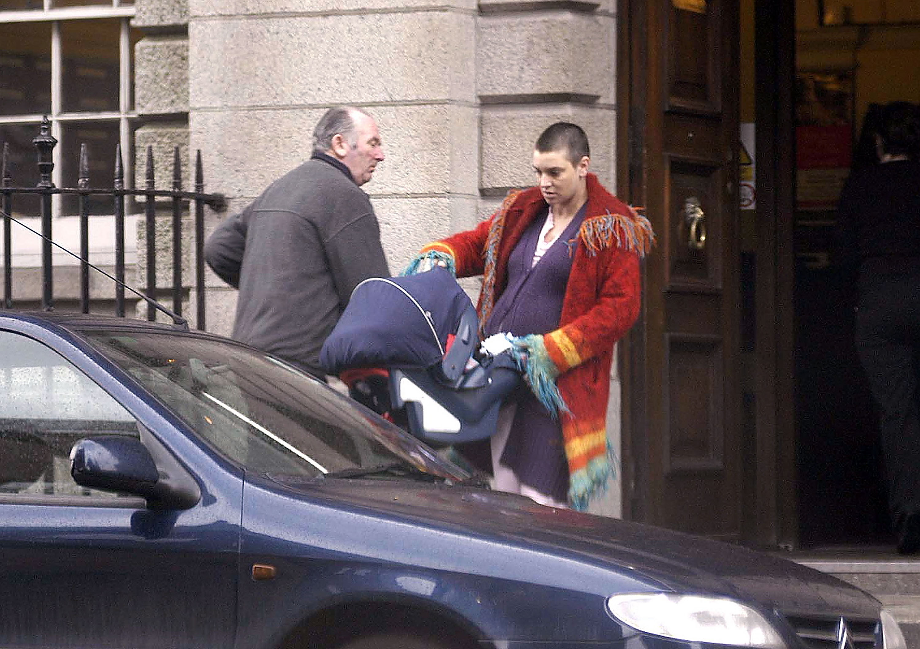 Sinéad O'Connor mit Baby Shane O'Connor beim Verlassen des Holles Street Maternity Hospital in Dublin, 2004 | Quelle: Getty Images