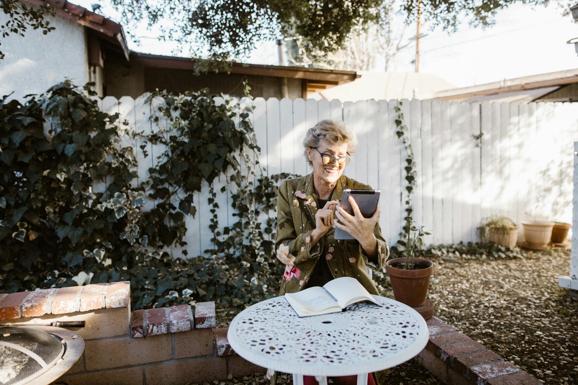 Eine Frau entspannt sich in ihrem Garten | Quelle: Pexels