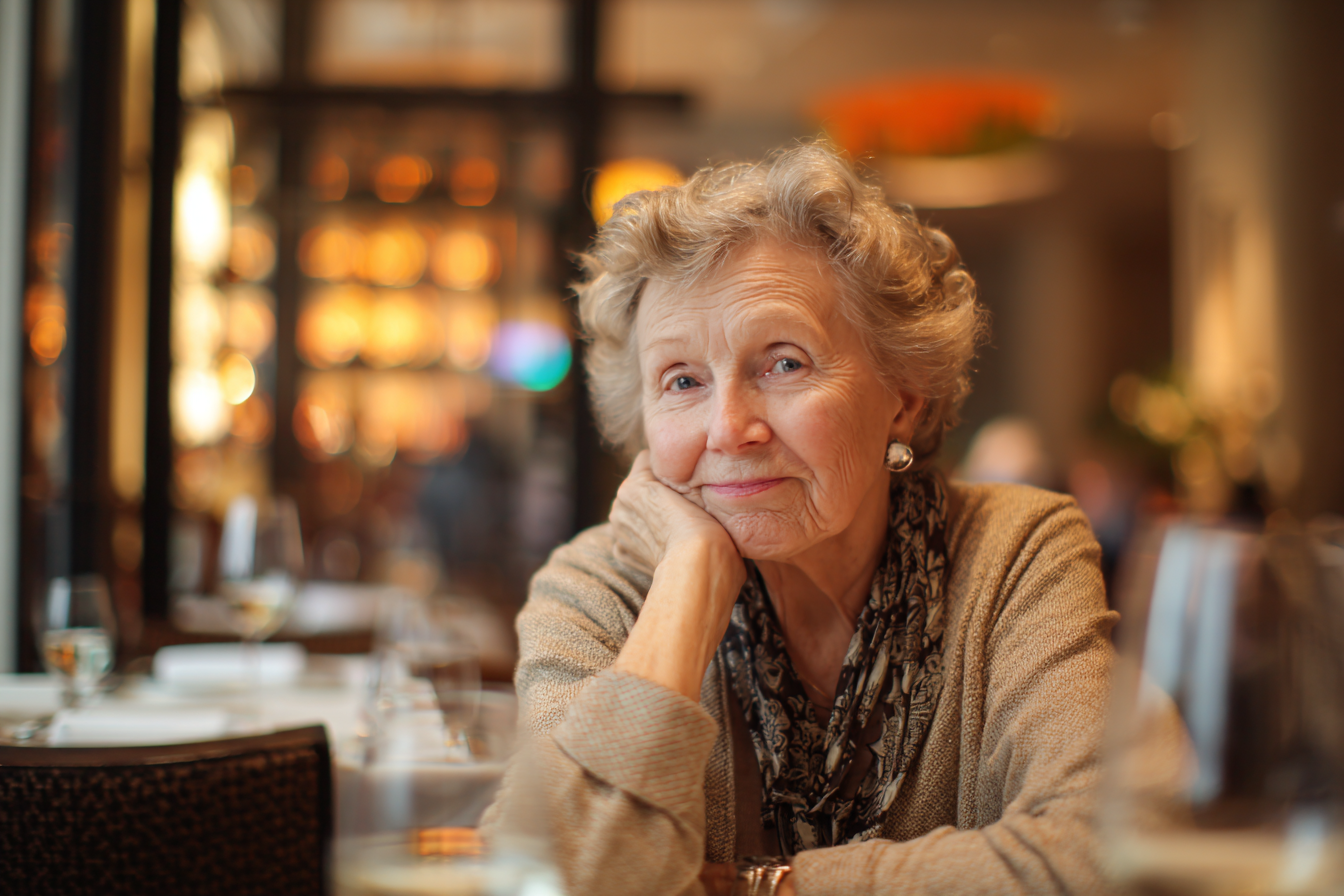 Eine Frau in einem Restaurant starrt jemanden missbilligend an | Quelle: Midjourney