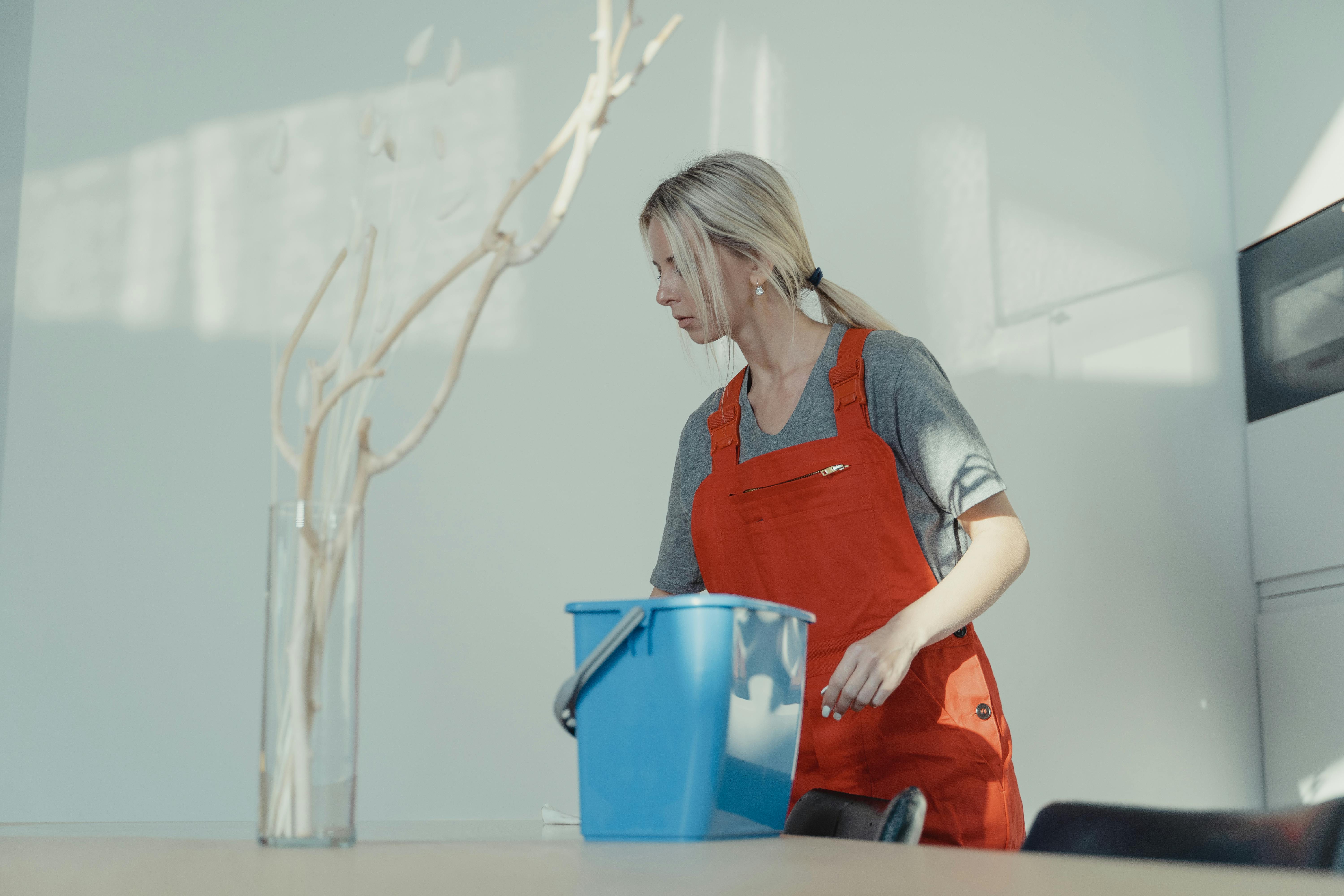 Frau putzt ein Büro | Quelle: Pexels