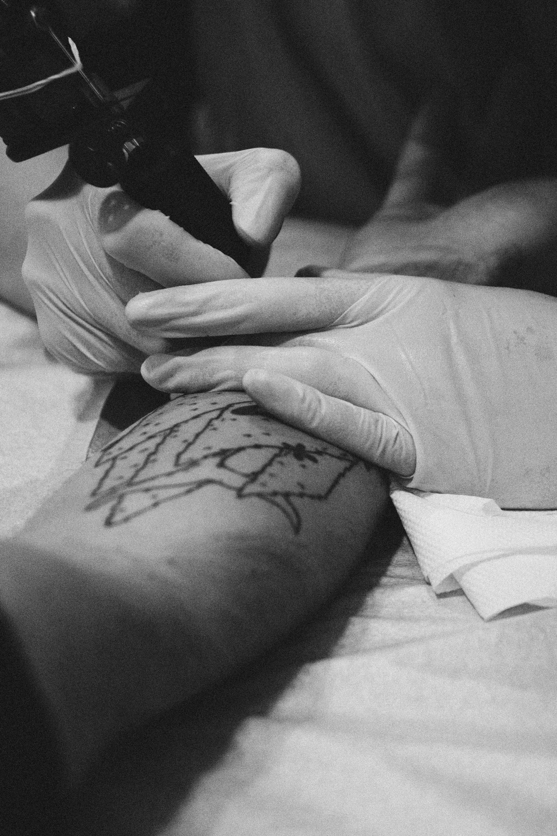 Eine Person, die sich ein Tattoo stechen lässt | Quelle: Pexels