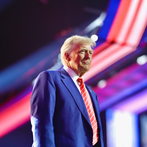 Donald Trump leicht lächelnd abgebildet, datiert auf Dezember 2024 | Quelle: Instagram/therealdonaldtrump