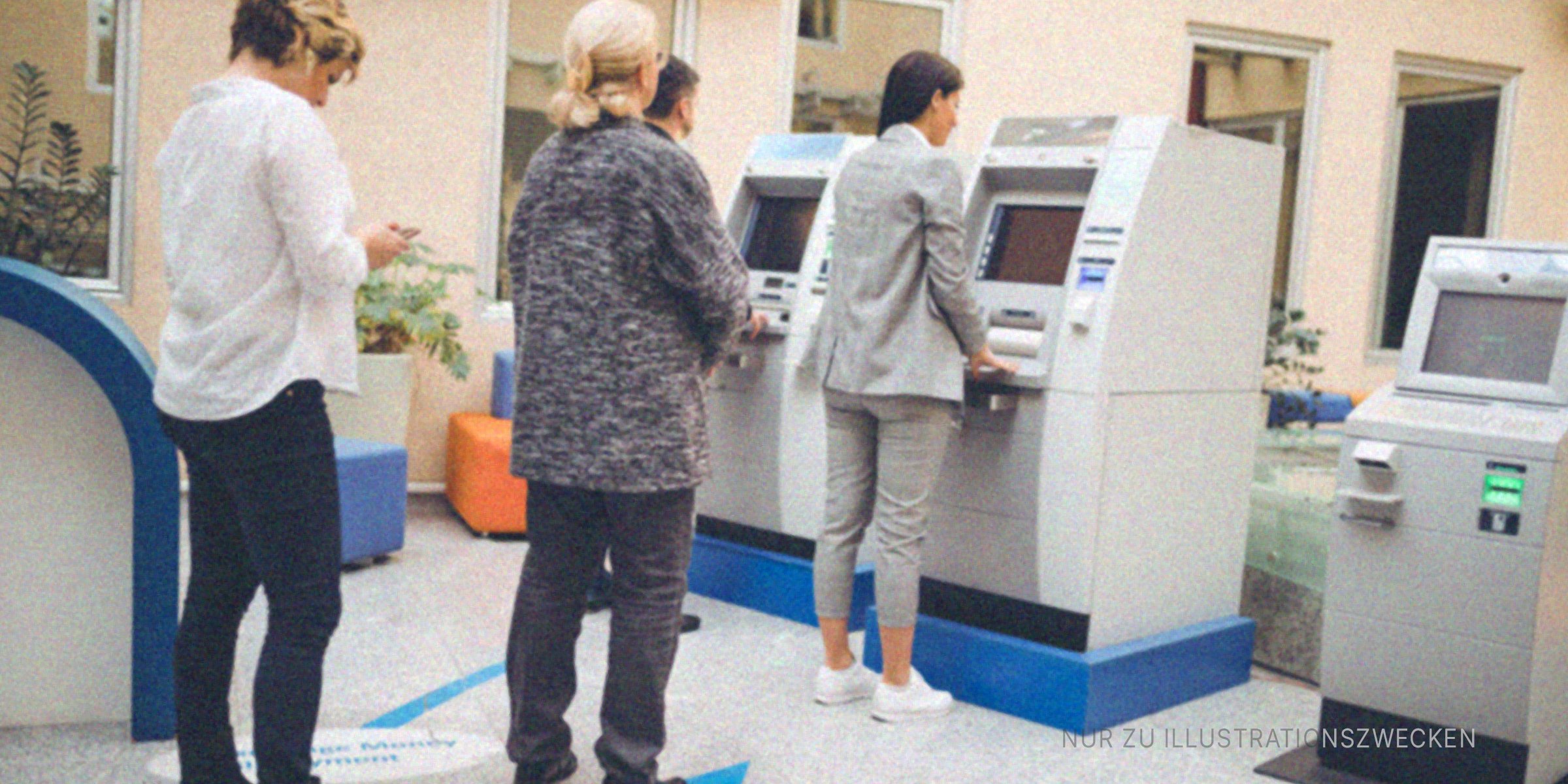Leute in der Schlange für den Geldautomaten. | Quelle: Getty Images