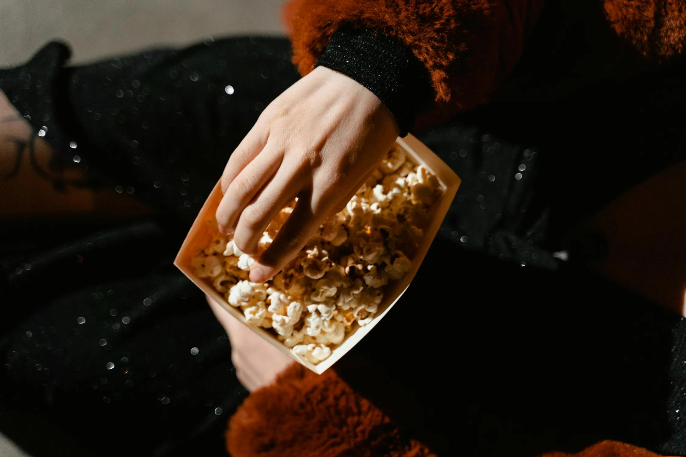 Eine Frau isst Popcorn | Quelle: Pexels