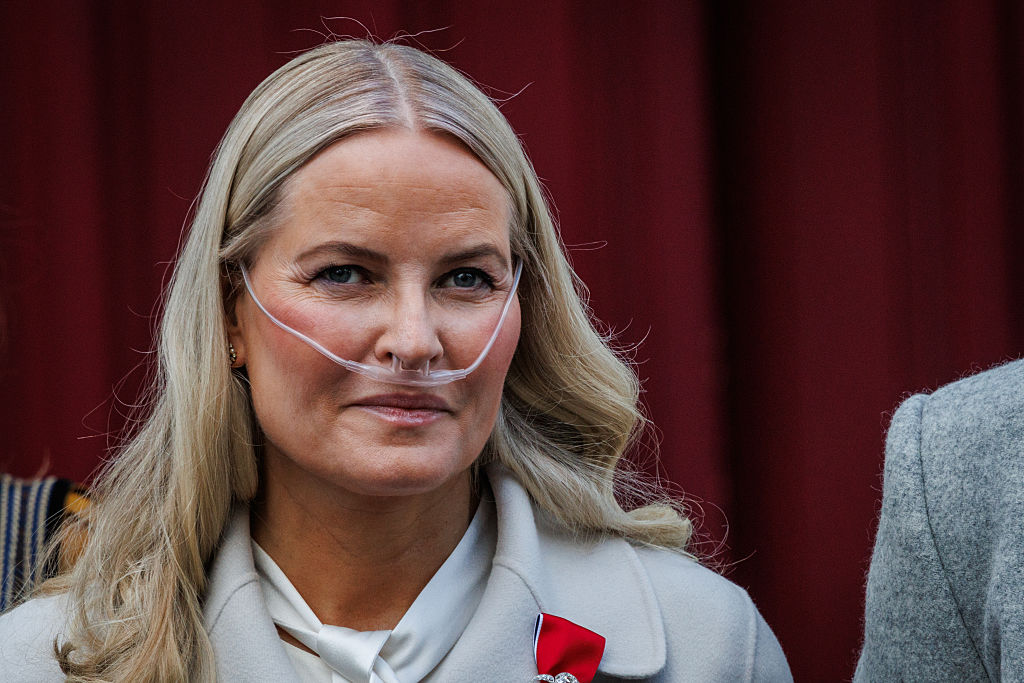 Die norwegische Kronprinzessin Mette Marit nimmt am 17. Mai 2026 in Oslo, Norwegen, am norwegischen Verfassungstag mit einem Kinderumzug in ihrer Residenz Skaugum teil. | Quelle: Getty Images