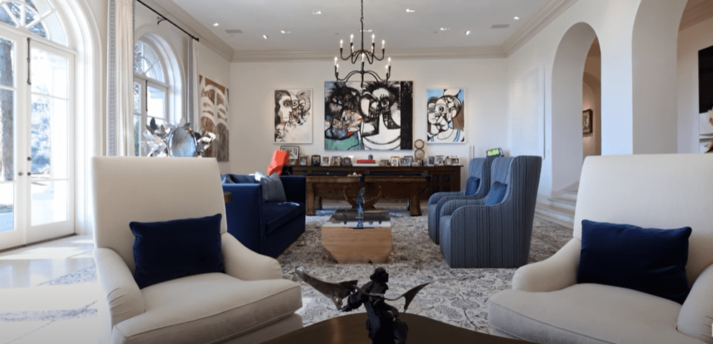 Ein Bild von Sylvester Stallones 97 Millionen Euro teurem Beverly Hills Interior. | Quelle: YouTube / Hilton & Hyland