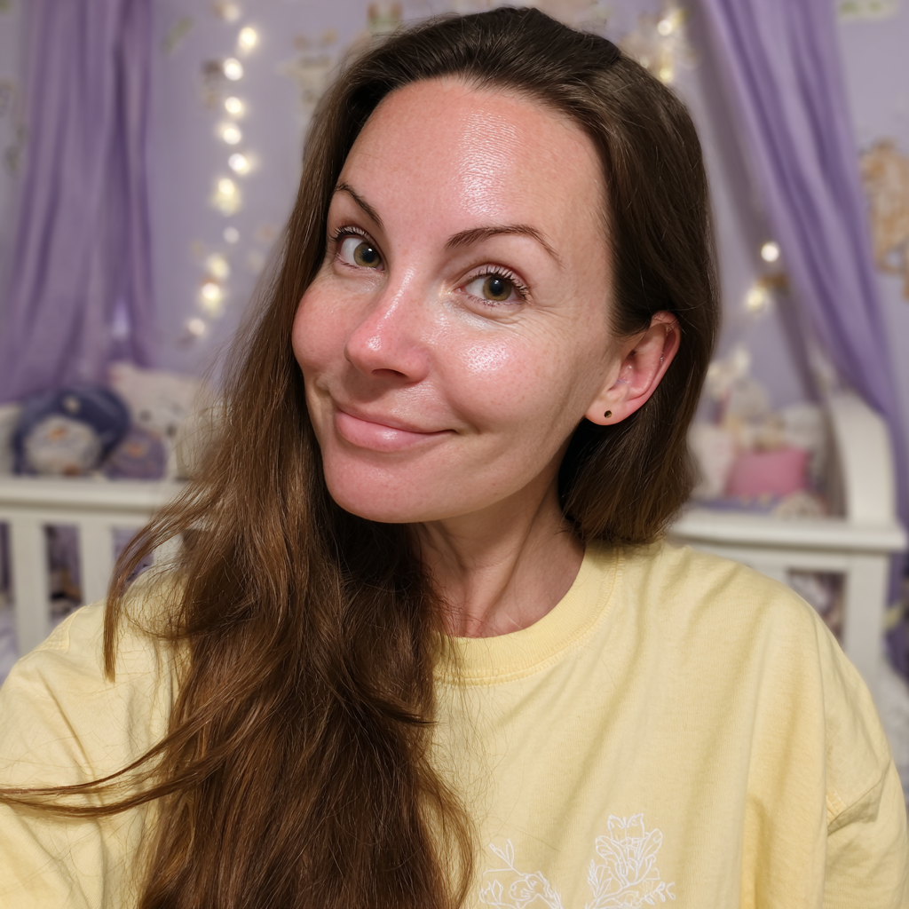 Eine lächelnde Frau, die in einem Kinderzimmer steht | Quelle: Midjourney