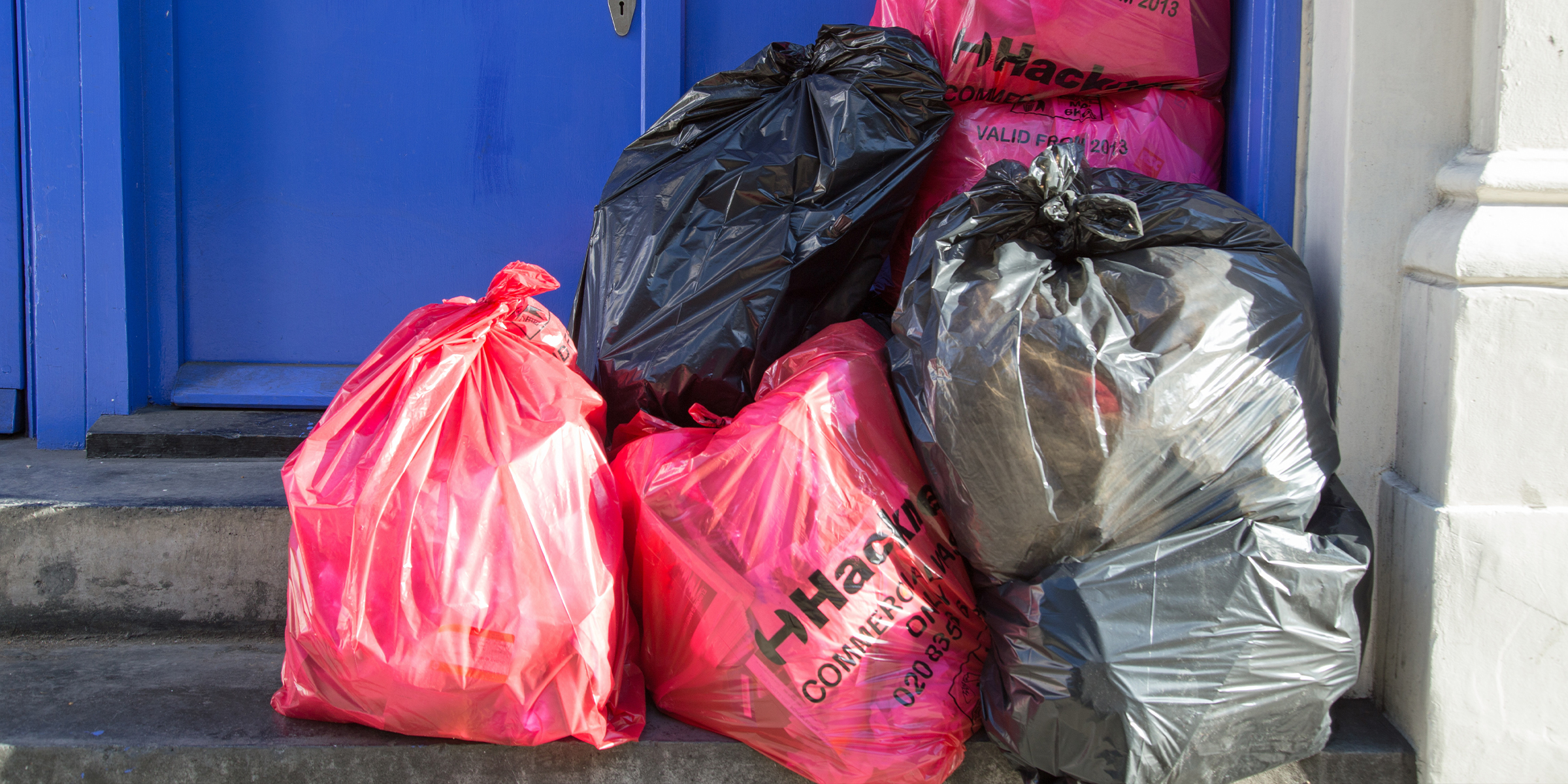 Müllsäcke an der Tür. | Quelle: Shutterstock