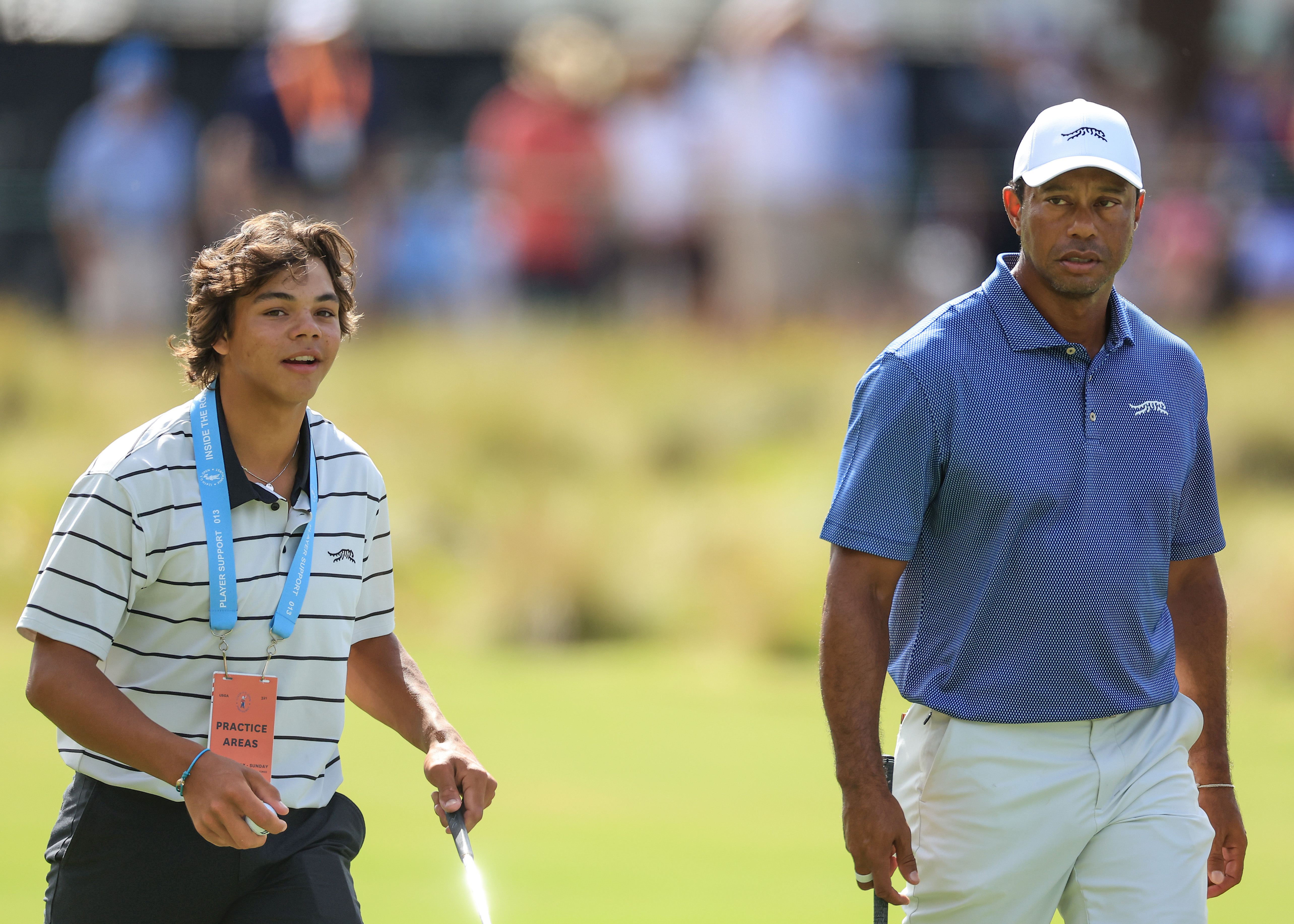 Tiger und Charlie Woods gehen zum Training für die U.S. Open 2024 in Pinehurst, North Carolina, am 10. Juni 2024 | Quelle: Getty Images