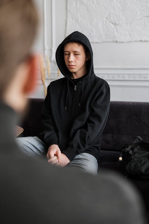 Junge entschuldigt sich bei seinen Eltern | Quelle: Pexels