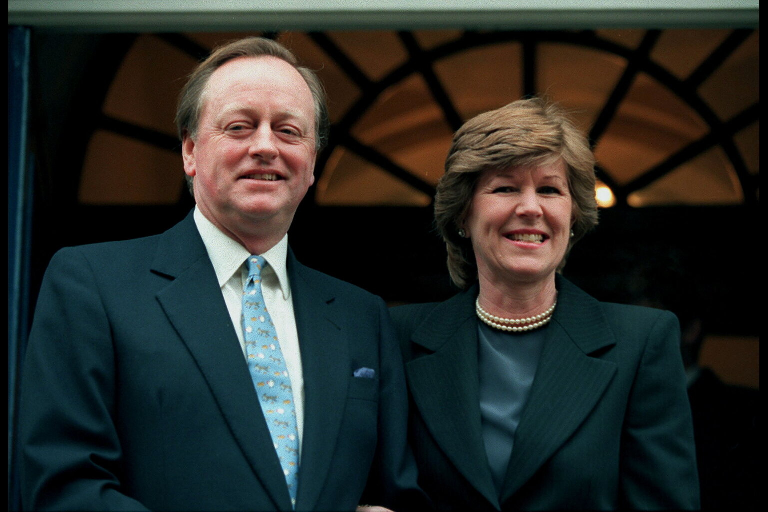 Der Vater des Jungen und seine neue Frau, Rosemary Pitman, nach ihrer Hochzeit am 7. Februar 1996. | Quelle: Getty Images