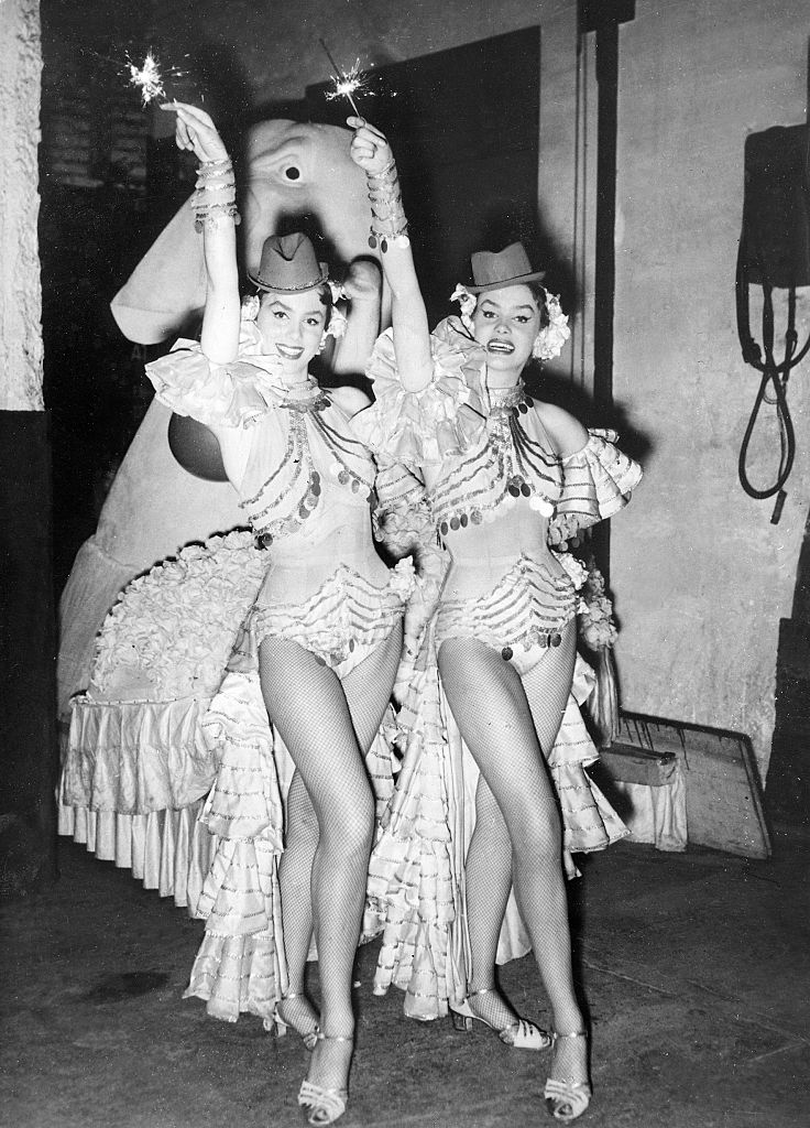 Alice und Ellen Kessler, die 'Kessler-Zwillinge' bei einem Auftritt im Pariser 'Lido' - 1954  | Quelle: Getty Images