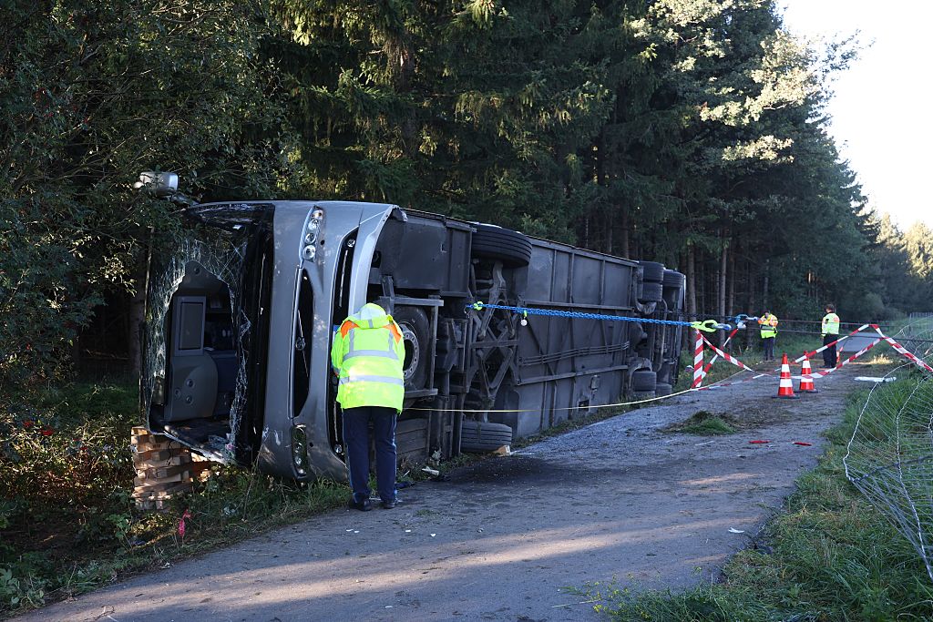 27 September 2026, Bayern, Buchloe: Rettungskräfte und Feuerwehr sind an der Unfallstelle nahe Buchloe-Ost bei einem auf der A96 umgestürzten Reisebus im Einsatz. | Quelle: Getty Images