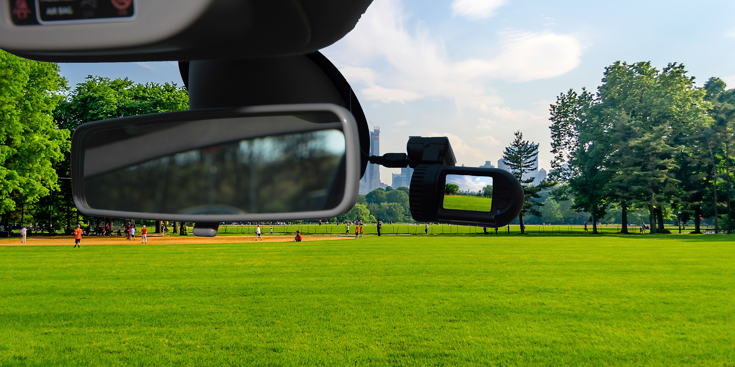 Eine Dashcam-Autokamera, die an einer Windschutzscheibe installiert ist | Quelle: Getty Images