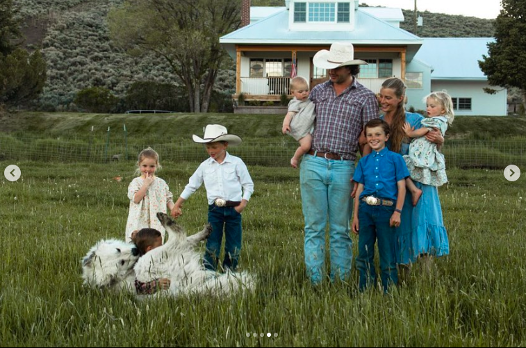 Daniel und Hannah Neeleman mit einigen ihrer Kinder, gepostet am 14. Juni 2021 | Quelle: Instagram/ballerinafarm