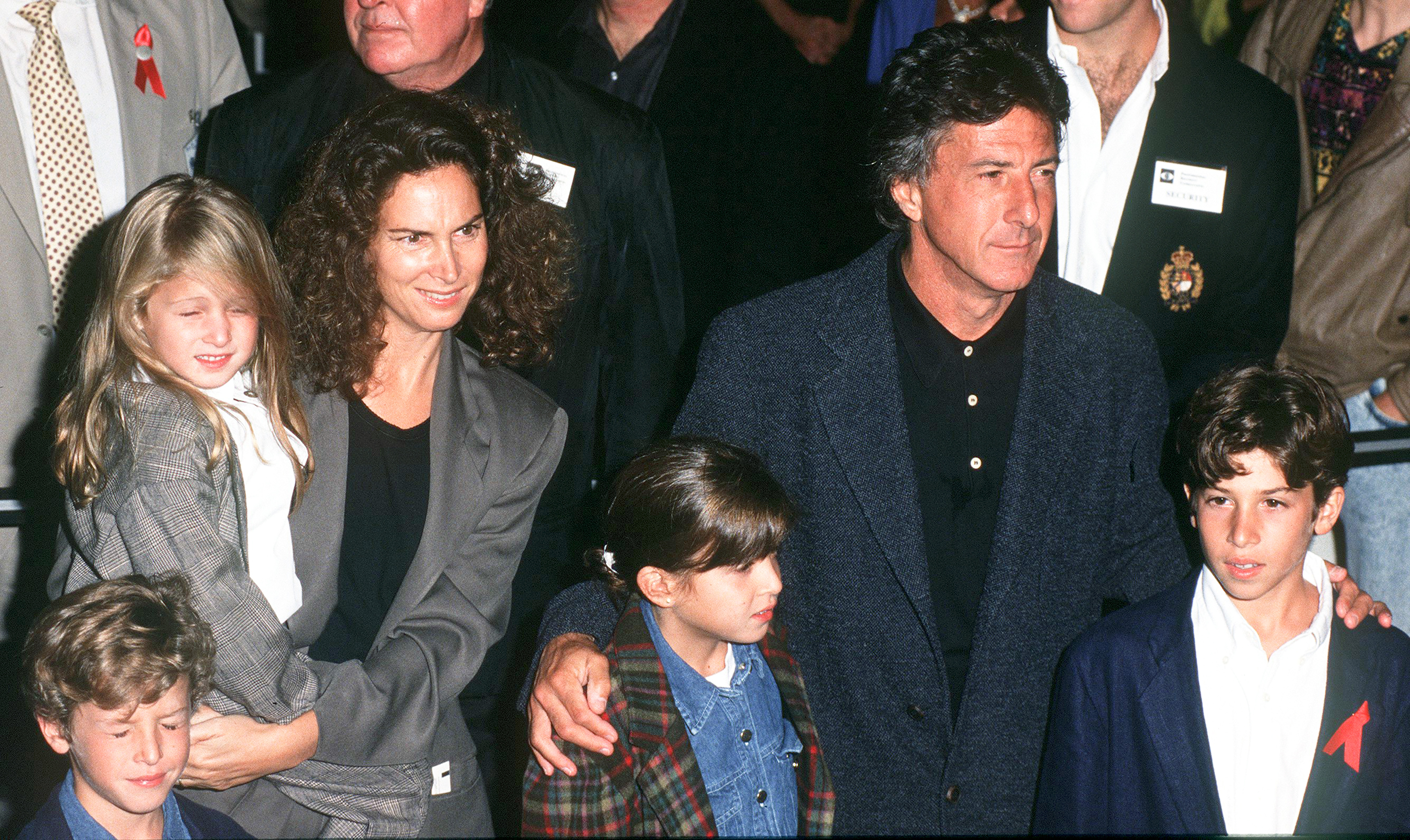 Die Frau, der Schauspieler und ihre Kinder im Jahr 1992. | Quelle: Getty Images