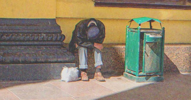 Der obdachlose Mann setzte sich zu ihr, um zu essen und mit ihr zu reden. | Quelle: Shutterstock