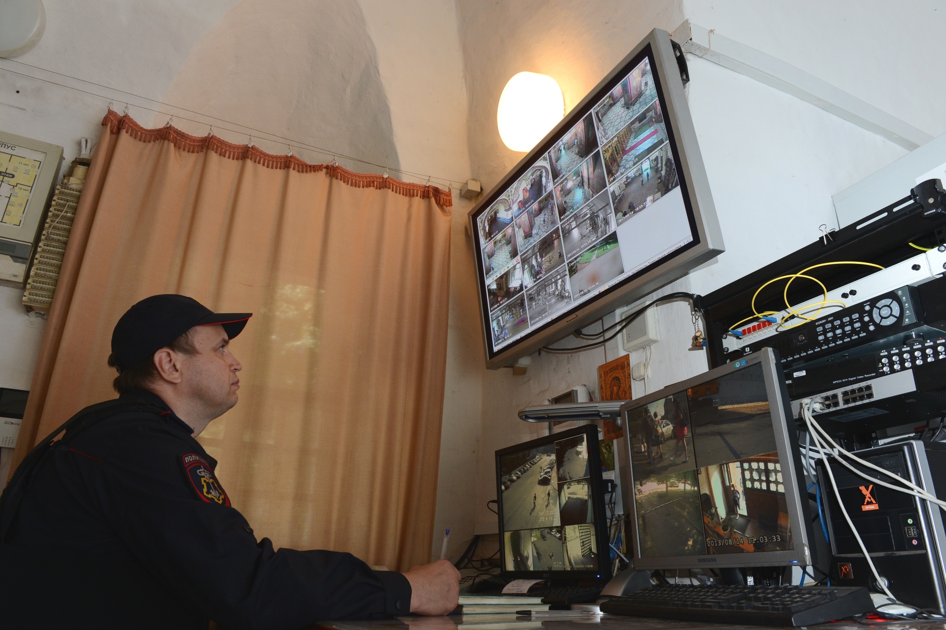 Sicherheitskräfte sehen sich CCTV-Aufnahmen an | Quelle: Shutterstock