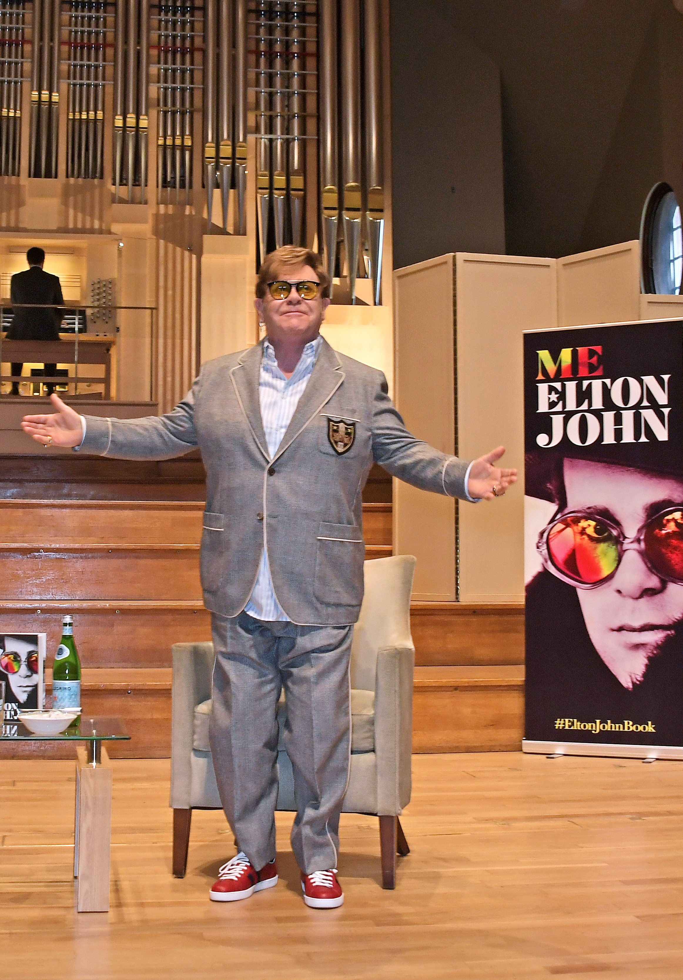 Elton John blickt zurück und gibt zurück in der Royal Academy of Music zur Feier seiner Autobiografie "Me" in London, England, am 19. November 2019 | Quelle: Getty Images