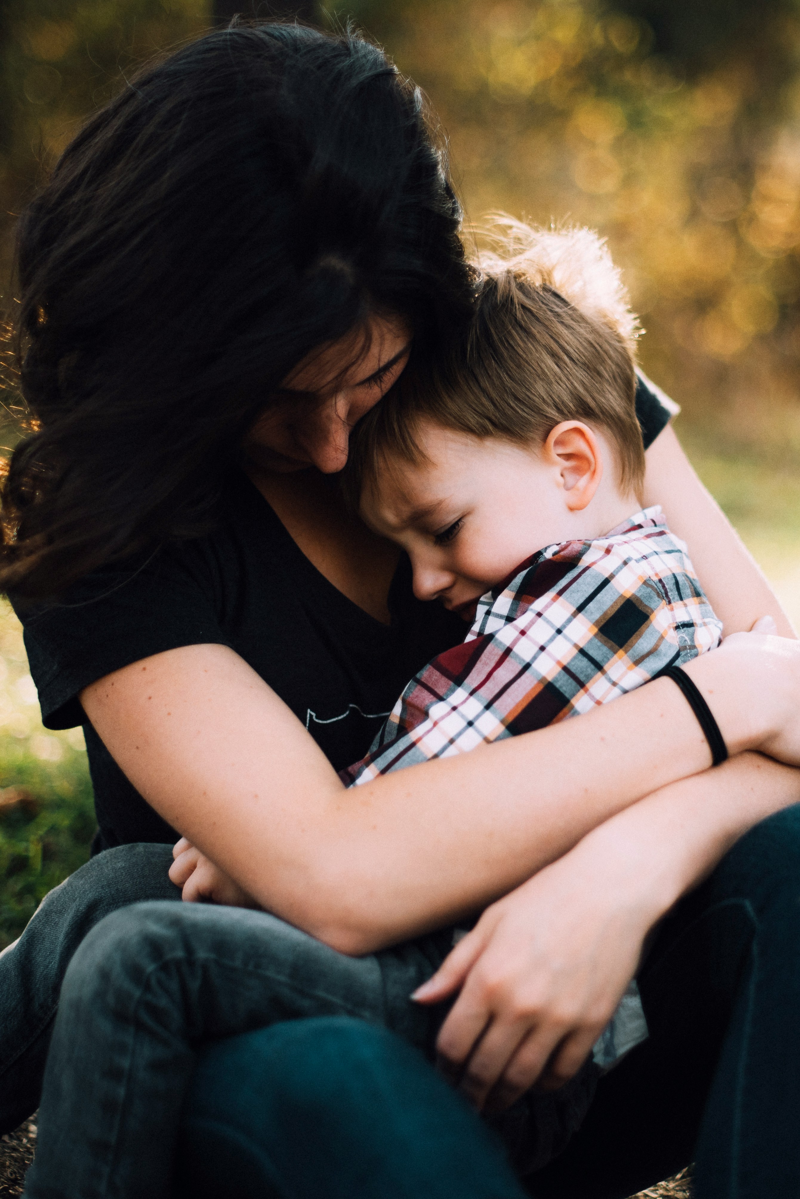 Eine Mutter tröstet ihr weinendes Kleinkind | Quelle: Unsplash