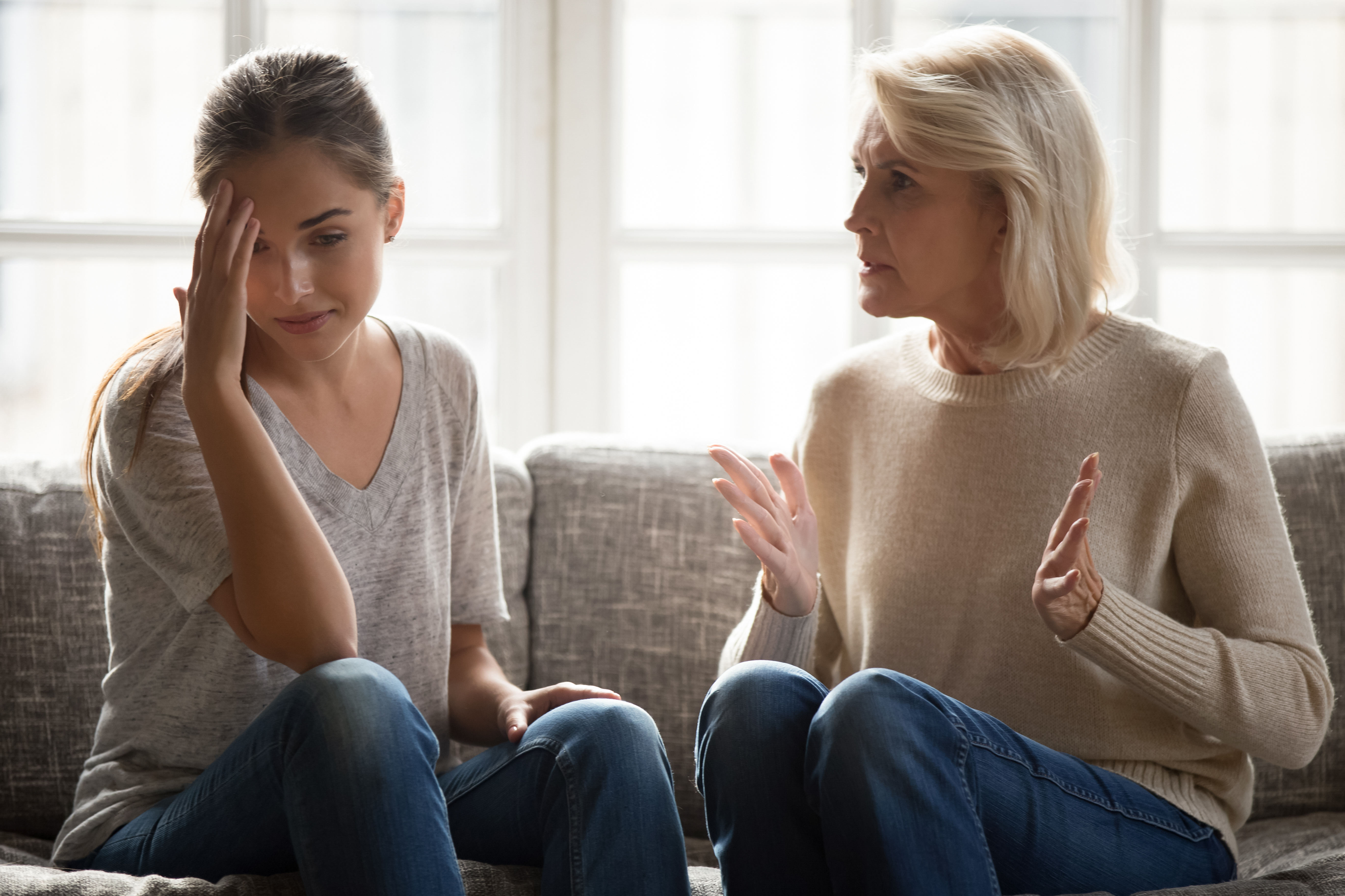 Genervte Frau mittleren Alters, die sich bei ihrer Tochter beschwert | Quelle: Shutterstock