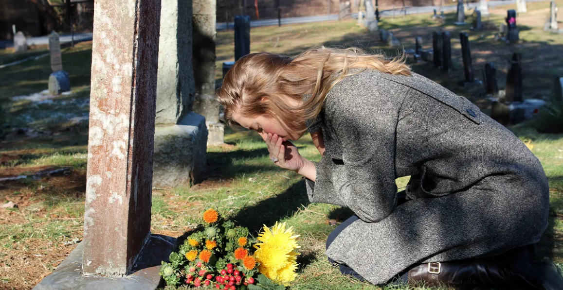 Trauernde Frau am Grab | Quelle: Shutterstock